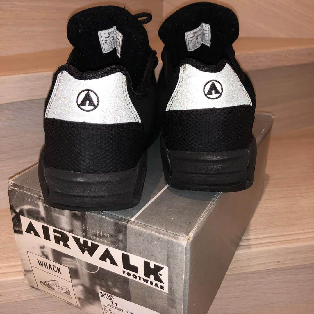 大地洋輔さんのインスタグラム写真 - (大地洋輔Instagram)「とんでもないスニーカー買えました👟👟 ・ air walkのデッドストック😊😊 ・  この手のスニーカーで僕のサイズ11（29cm）はなかなか手に入らないので、心底嬉しいです😆  箱もカッコイイ📦📦 ・ ・ ヒールのリフレクター以外は全部黒！！ 渋い！渋すぎる！！ 潔い！！ ・ ・  バギーパンツ、カーゴショーツとかに合わせようかな。。。 ・ ・  とにかく令和になっても、まだまだ平成を引きずっております😅😅 ・ ・ 90年代大好き！！❤️❤️❤️❤️❤️ ・ ・ @sota_japan_shop さんありがとうございます！！ ・ ・ ・  #airwalk  #whack #airwalkwhack」5月7日 19時17分 - dienoji_ohchi