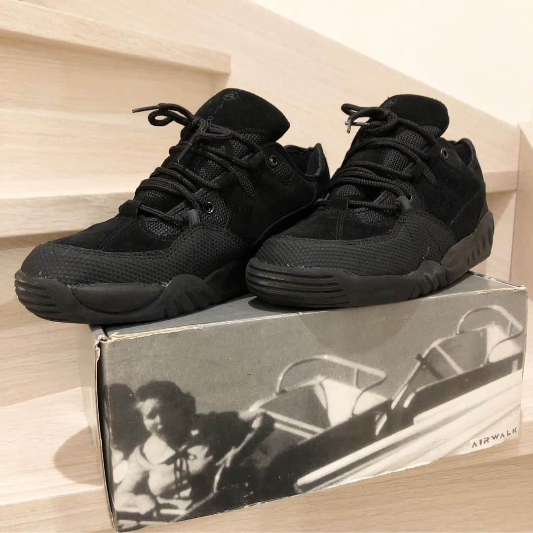 大地洋輔のインスタグラム：「とんでもないスニーカー買えました👟👟 ・ air walkのデッドストック😊😊 ・  この手のスニーカーで僕のサイズ11（29cm）はなかなか手に入らないので、心底嬉しいです😆  箱もカッコイイ📦📦 ・ ・ ヒールのリフレクター以外は全部黒！！ 渋い！渋すぎる！！ 潔い！！ ・ ・  バギーパンツ、カーゴショーツとかに合わせようかな。。。 ・ ・  とにかく令和になっても、まだまだ平成を引きずっております😅😅 ・ ・ 90年代大好き！！❤️❤️❤️❤️❤️ ・ ・ @sota_japan_shop さんありがとうございます！！ ・ ・ ・  #airwalk  #whack #airwalkwhack」
