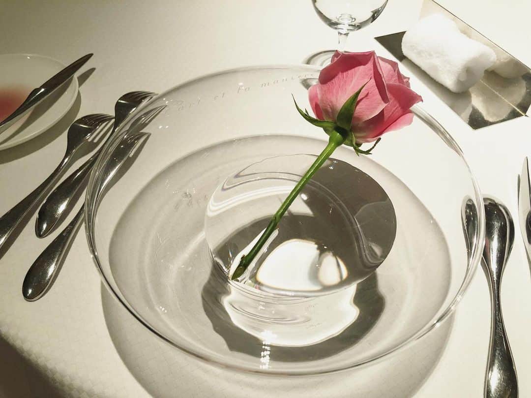 川村優希さんのインスタグラム写真 - (川村優希Instagram)「友達のお祝いディナー。 座席に案内されると、一輪の薔薇が器に活けられていました！ 素敵💓  #ラールエラマニエール #フレンチ #お祝いディナー #テーブルセッティング #lartetlamaniere #dinner #gourmet #tokyo」5月7日 19時11分 - yuki.kawamura.official