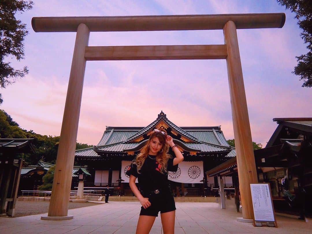 鈴木まりなのインスタグラム：「参拝🇯🇵    #靖国神社 #靖国神社参拝」