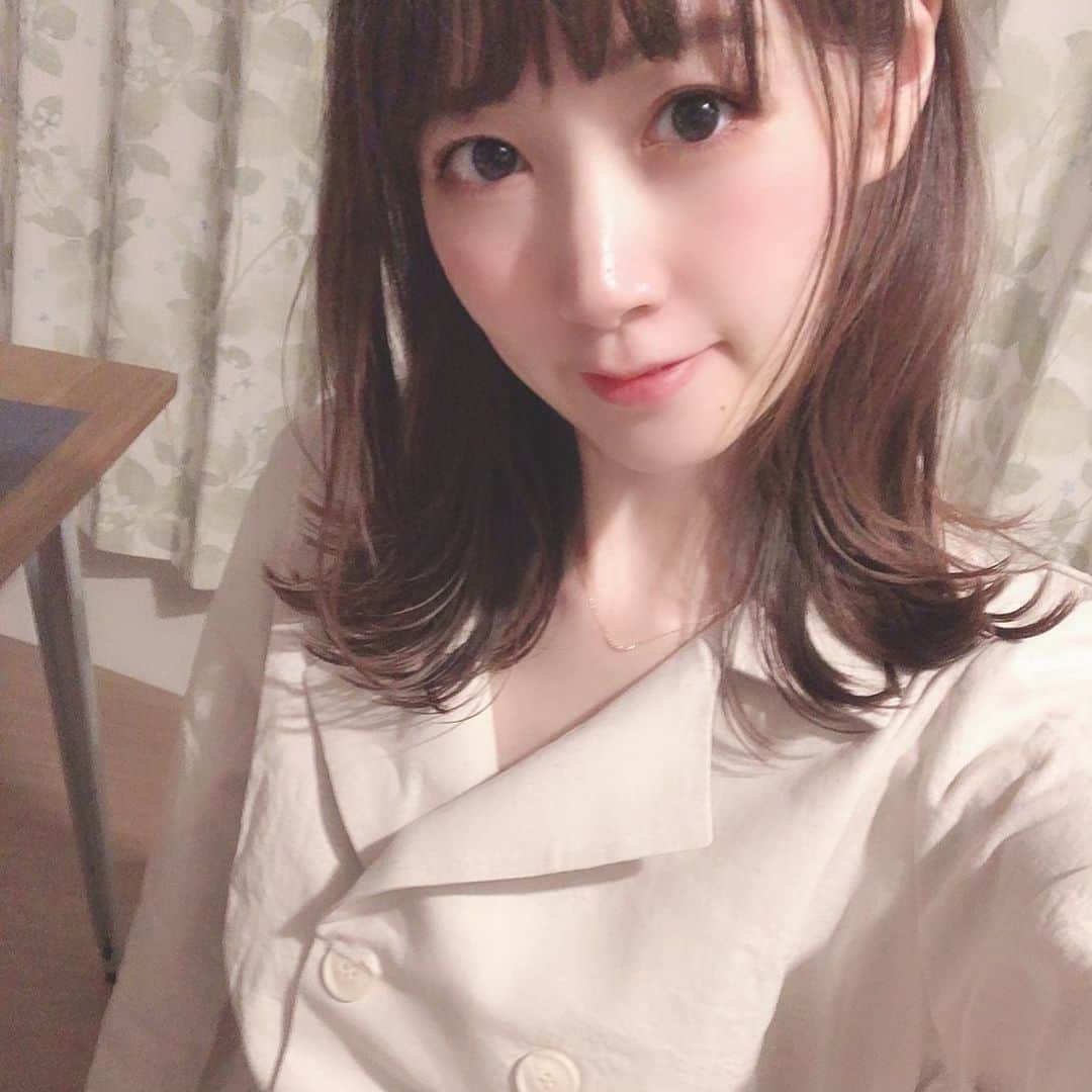 斉藤マリナ(さいまり) のインスタグラム：「‪いよいよ手持ちの服が着られなくなってきたので、マタニティワンピ買った🤰‬ ‪(セルフでうまく撮れなくてただの自撮りだが許して)(かわいい妊婦服ゲットのうれしさを伝えたい)‬ ‪受け取りのためにちょっと早く帰れるのも、フレックスな会社さまさまである🙏🙏🙏‬ . #selfie#selca#me#model#maternityphotography#maternityfashion#fashion#soim#koreanfashion#fashion . ‪#初マタ‬#妊婦生活‬#マタニティライフ#マタニティコーデ #マタニティファッション#マタニティワンピース#妊娠8ヶ月‬#初マタさんと繋がりたい#韓国ファッション」