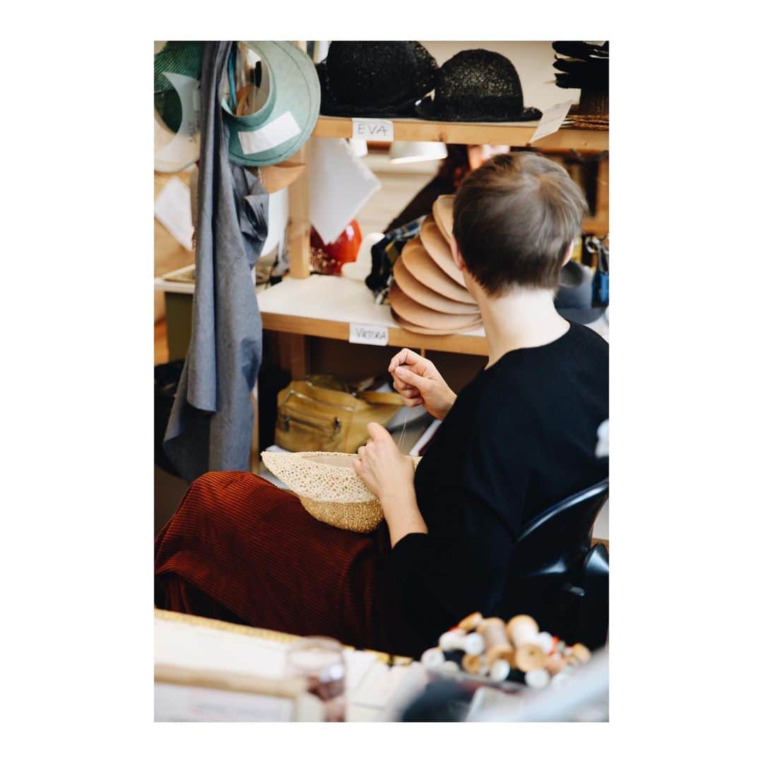 のインスタグラム：「Mühlbauer | #atelier 1010 #vienna ▪️Eva, one of our great #milliners , while finishing a #summerhat . Maybe, for one of our customer who ordered online in our #webshop OR for one of the many store which sell our #hats  all around the world ♥️ 📷 @ninakvk」