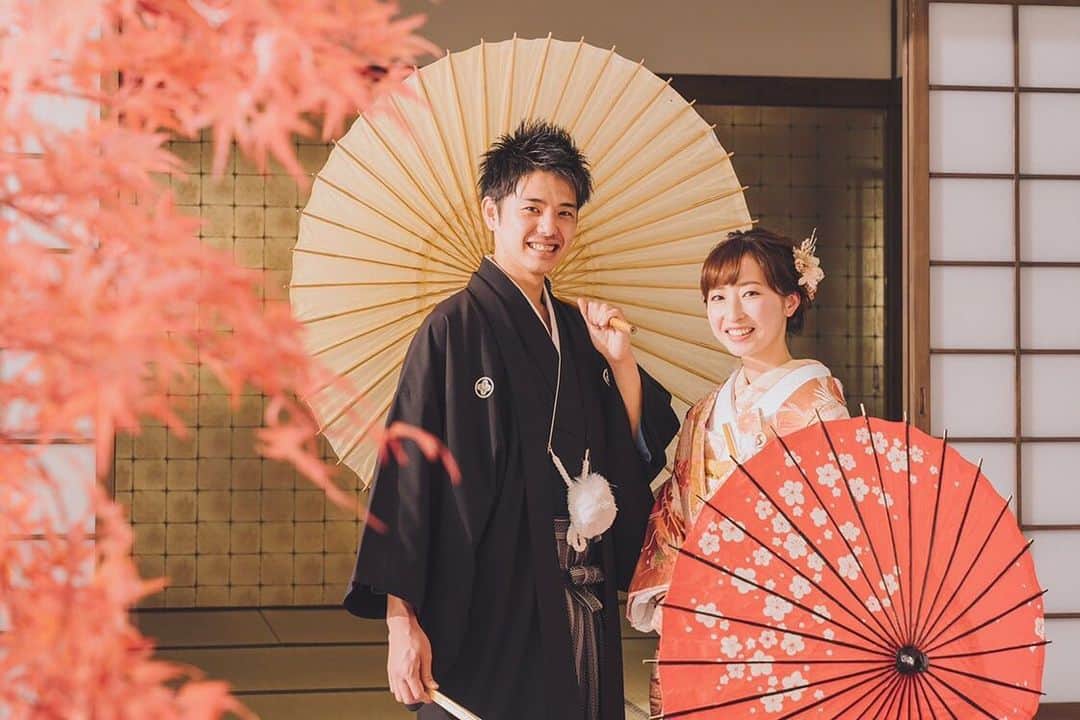 スタジオAQUA 横浜店さんのインスタグラム写真 - (スタジオAQUA 横浜店Instagram)「. 屋内庭園での撮影📸 和傘がぴったりな雰囲気です☺︎♡ . . . . . 詳しくは店舗までお問い合わせください✨ . スタジオアクア横浜みなとみらい店▶︎ ☎️ 0456206338 . . . . フォトグラファー▶︎ @acekeca_wedding  #ウェディングフォト  #前撮り  #ウェディングニュース #locationphoto #ウェディングヘア #花嫁準備 #instgood#結婚準備 #スタジオアクア #結婚式準備 #ロケーション撮影 #instawedding #結婚写真 #weddison #フォトスタジオ #ブライダルフォト #関東花嫁 #プレ花嫁 #卒花 #写真で伝えたい私の世界  #2019夏婚 #関西花嫁 #ファインダー越しの私の世界  #全国のプレ花嫁さんと繋がりたい #結婚 #花嫁diy #卒花嫁  #ウエディング  #結婚式準備 スタジオ公式アカウントはこちら▶︎ @decollte_weddingphoto  @studioaqua_yokohama」5月7日 19時21分 - studioaqua_yokohama
