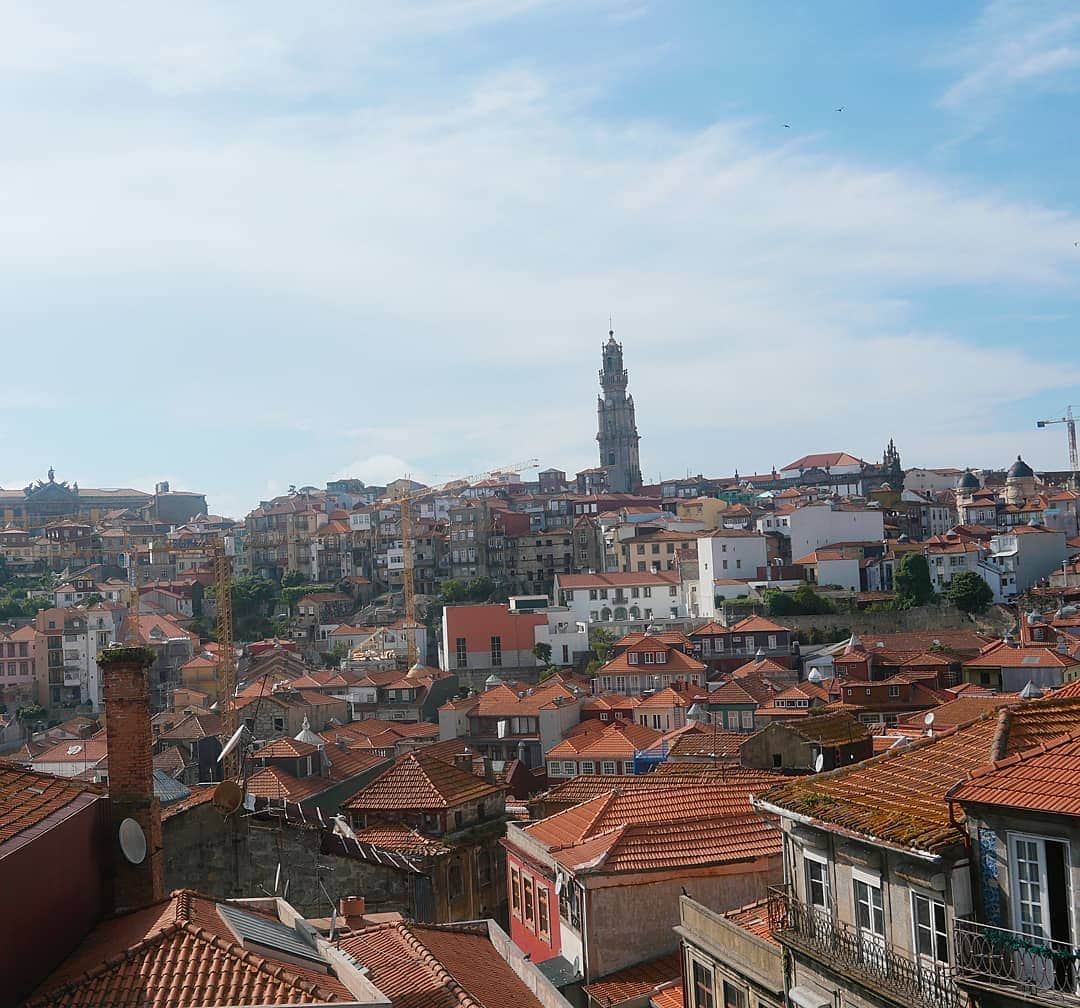 アン・カーティスのインスタグラム：「Porto ⛪」