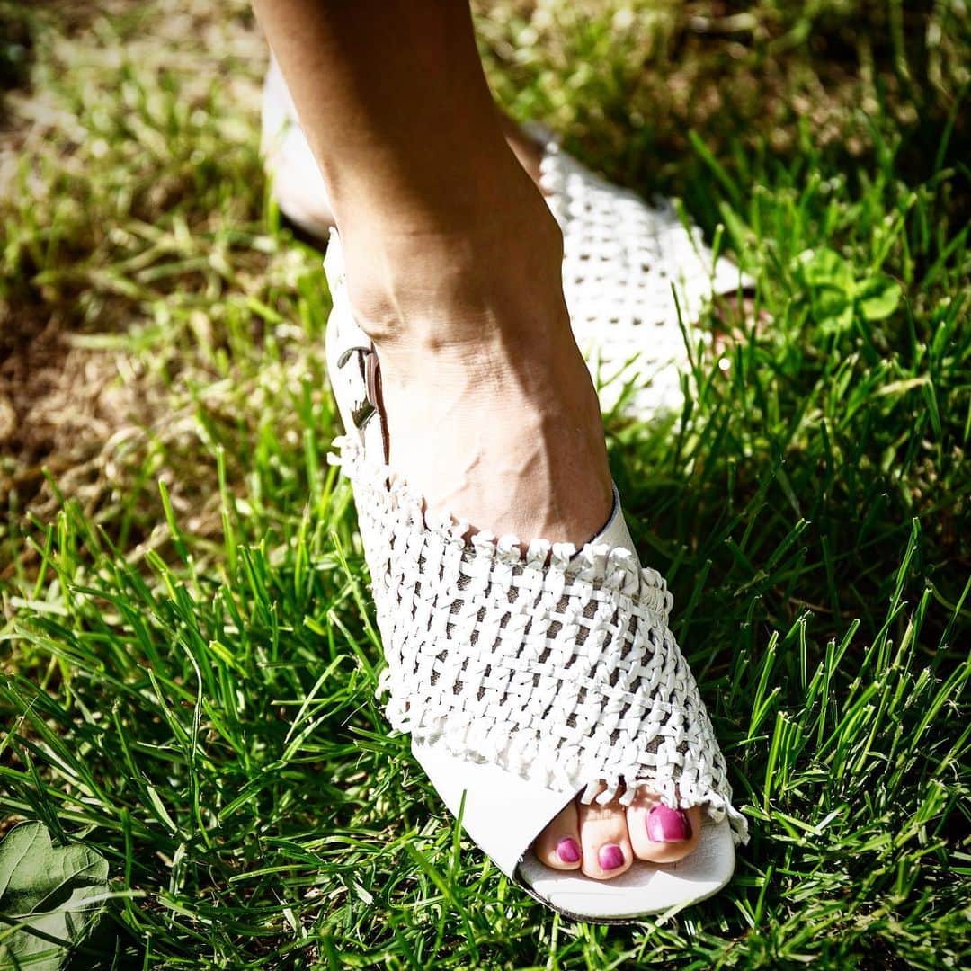 エンリーベグリンのインスタグラム：「Summer soon, are you ready?? #henrybeguelin#handmade#vegetaltannedleather#sundels#white#color#」