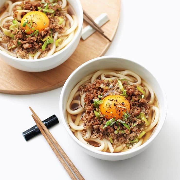 Locariのインスタグラム：「お昼ごはんにぴったり♡ 簡単肉そぼろの月見うどん！レシピは @utosh さんのインスタグラムを参考に是非作ってみて下さい♪ photo by  @utosh さん ・ ・ #肉そぼろの月見うどん #おうちごはん #うちごはん #グルメ #ごはん #ランチ #食卓 #料理 #グルメ  #手料理 #ワンプレート #クッキング #献立 #作り置き #今日のごはん #おうちカフェ #スイーツ #デザート #ケーキ #おやつ #暮らしを楽しむ #豊かな食卓 #クッキングラム #カフェスタグラム #おうちごはんlove#ワンプレート#おうちカフェ」