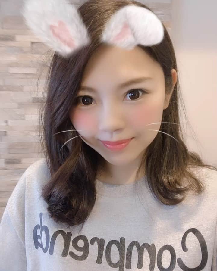 渡辺かなえのインスタグラム：「@comprenda_official ♀新作2019ss〜👩🎀 【マックスウェイトオーバーTシャツ】  color【HW・BK・GLY】  ワンサイズ展開  ヘムサイドスリット  綿100%  4,700円＋tax  #母の日プレゼント #母の日ギフト#グレーTシャツ#ゆったりtシャツ #オーバーTシャツ#体型カバー#袖長め#ゆったり安心サイズ」