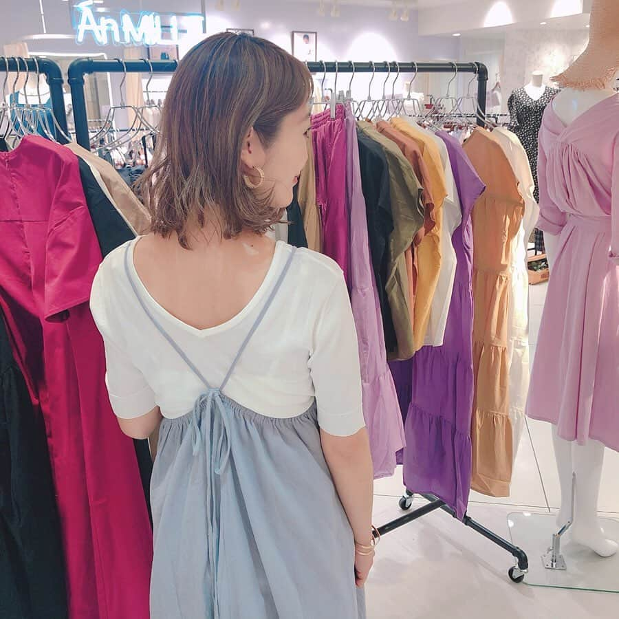 Kikuno Sayumiさんのインスタグラム写真 - (Kikuno SayumiInstagram)「〻basement online 〻 ・ ・ ・ 今日は @basement_online が新宿ルミネエスト3FにPOP UPストアを出店しているということで遊びに行って来たよ𓆸 ・ ・ ネットでしか買えなかったから、実際に手に取って試着できるのはめっちゃ嬉しい♡♡ ・ ここぞとばかりに気になるのを片っ端から試着させてもらった🤩 ・ ・ 1.2枚目のワンピは色違い。これが、めっちゃ着心地良かった！ ・ ウエストゴムだから脱ぎ着しやすい◎胸のボタンを開ければ#授乳 もできるからママにもオススメ👌 ・ やっぱ試着しないと分からない事ってある💡 ・ 気に入りすぎてイエローをお買い上げ☺️ ・ 3枚目は前後で着られるワンピ。これもすんごい可愛かった！ガウンとしても着られて着回し力抜群◎カラバリも豊富だったよ！ ・ 4枚目のワンピは後ろ姿がめちゃくちゃ可愛い♡♡大きめのリボンが◎ ・ 5.6枚目はインナーとワンピがここのもの。楽ちんオシャレなの大好物。後ろのリボンで調節できるよ☺︎ ・ 最後の動画は、これ、着るとどうなるんだ？！って気になったワンピ。トレンドのアシンメトリーな感じになって可愛かった♡ ・ ・ POP UPストアは、5/7（火）～5/26(日）まで出店してるみたい。1万円以上買うと7枚目に載せてるシルバーのネックレスがノベルティで貰えるよ✧*数量限定らしいのでお早めに！ ・ ・ ・ #ファッション#コーデ#fashion#ママ#ママコーデ#ponte_fashion #プチプラコーデ#大人カジュアル#ヘアアレンジ#大人可愛い#ジユジョ#chao_app#패션스타그램#옷스타그램#오오티디#シンプルコーデ#158cmコーデ #158cm #春#マタニティコーデ#アクセサリー#シルバーアクセサリー #basement」5月7日 19時25分 - sayumikikuno