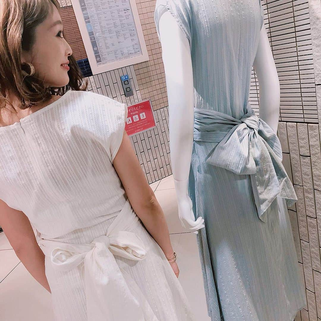 Kikuno Sayumiさんのインスタグラム写真 - (Kikuno SayumiInstagram)「〻basement online 〻 ・ ・ ・ 今日は @basement_online が新宿ルミネエスト3FにPOP UPストアを出店しているということで遊びに行って来たよ𓆸 ・ ・ ネットでしか買えなかったから、実際に手に取って試着できるのはめっちゃ嬉しい♡♡ ・ ここぞとばかりに気になるのを片っ端から試着させてもらった🤩 ・ ・ 1.2枚目のワンピは色違い。これが、めっちゃ着心地良かった！ ・ ウエストゴムだから脱ぎ着しやすい◎胸のボタンを開ければ#授乳 もできるからママにもオススメ👌 ・ やっぱ試着しないと分からない事ってある💡 ・ 気に入りすぎてイエローをお買い上げ☺️ ・ 3枚目は前後で着られるワンピ。これもすんごい可愛かった！ガウンとしても着られて着回し力抜群◎カラバリも豊富だったよ！ ・ 4枚目のワンピは後ろ姿がめちゃくちゃ可愛い♡♡大きめのリボンが◎ ・ 5.6枚目はインナーとワンピがここのもの。楽ちんオシャレなの大好物。後ろのリボンで調節できるよ☺︎ ・ 最後の動画は、これ、着るとどうなるんだ？！って気になったワンピ。トレンドのアシンメトリーな感じになって可愛かった♡ ・ ・ POP UPストアは、5/7（火）～5/26(日）まで出店してるみたい。1万円以上買うと7枚目に載せてるシルバーのネックレスがノベルティで貰えるよ✧*数量限定らしいのでお早めに！ ・ ・ ・ #ファッション#コーデ#fashion#ママ#ママコーデ#ponte_fashion #プチプラコーデ#大人カジュアル#ヘアアレンジ#大人可愛い#ジユジョ#chao_app#패션스타그램#옷스타그램#오오티디#シンプルコーデ#158cmコーデ #158cm #春#マタニティコーデ#アクセサリー#シルバーアクセサリー #basement」5月7日 19時25分 - sayumikikuno