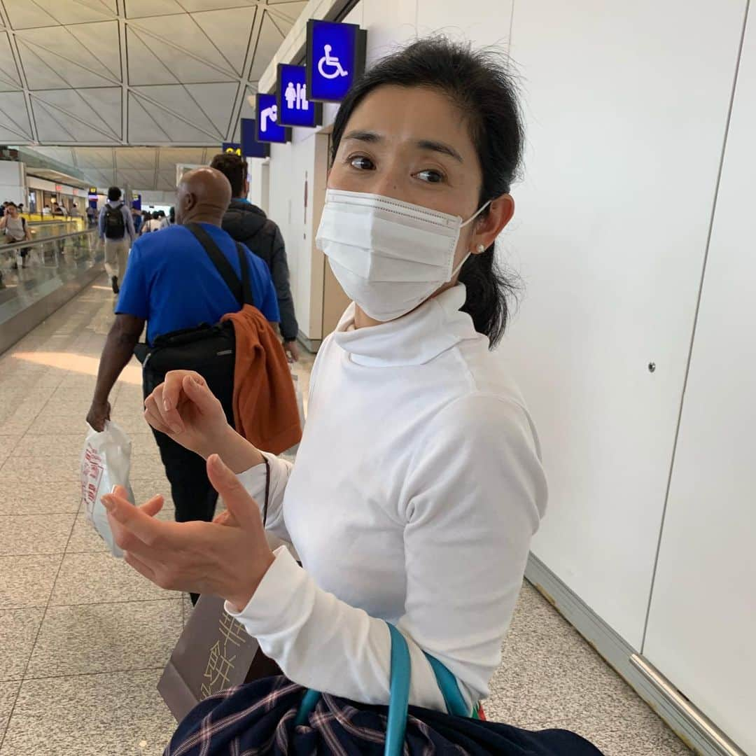 石田ひかりさんのインスタグラム写真 - (石田ひかりInstagram)「香港乗り継ぎ🇭🇰 ロンドンのみんなに パンダクッキー買って いざ搭乗口へ！ #becauseIloveyou」5月7日 19時35分 - hikaringo0525