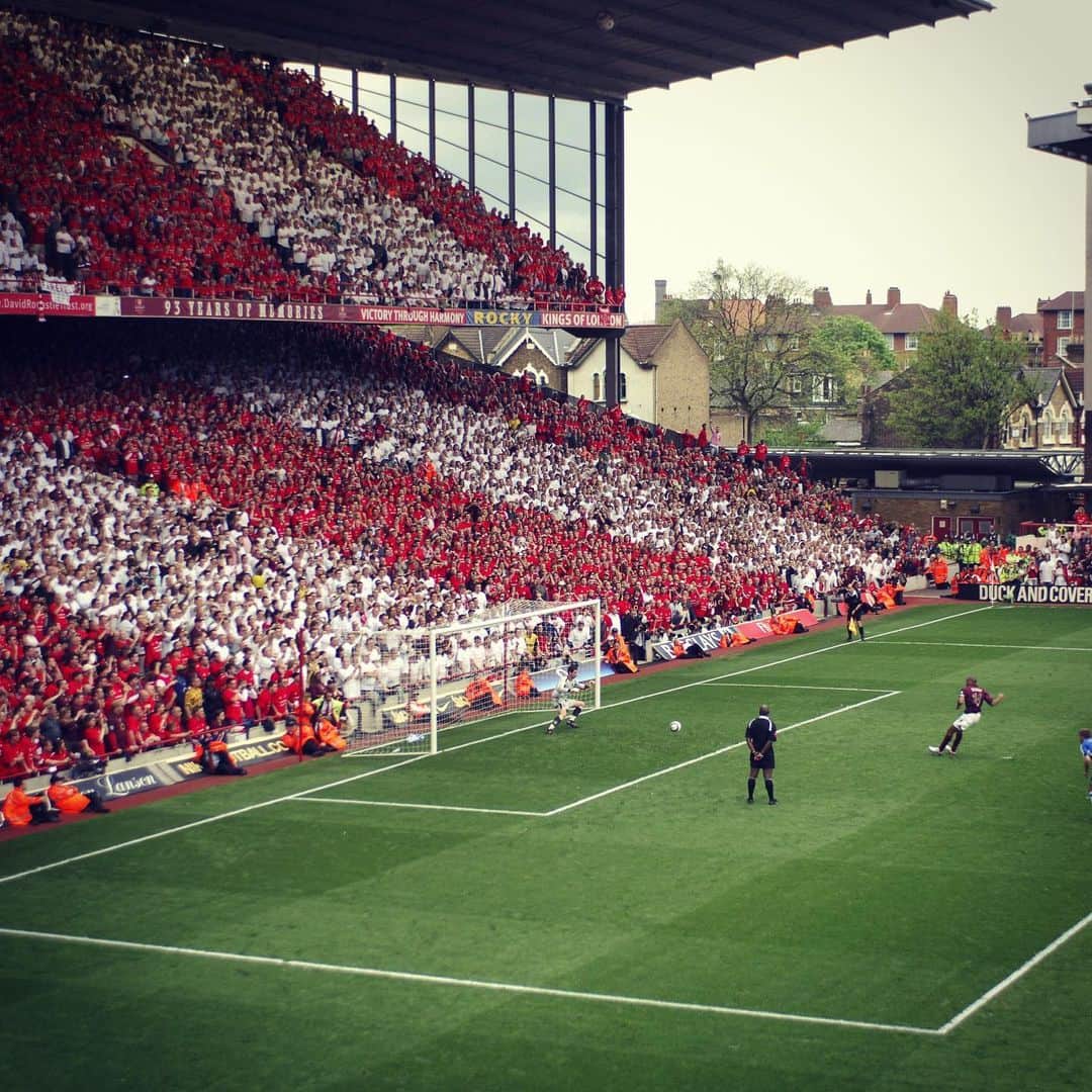 アーセナルFCさんのインスタグラム写真 - (アーセナルFCInstagram)「👑 #onthisday in 2006... @thierryhenry scored a hat-trick in the last ever match at Highbury . #Arsenal #Highbury #King #Henry #AFC」5月7日 19時31分 - arsenal