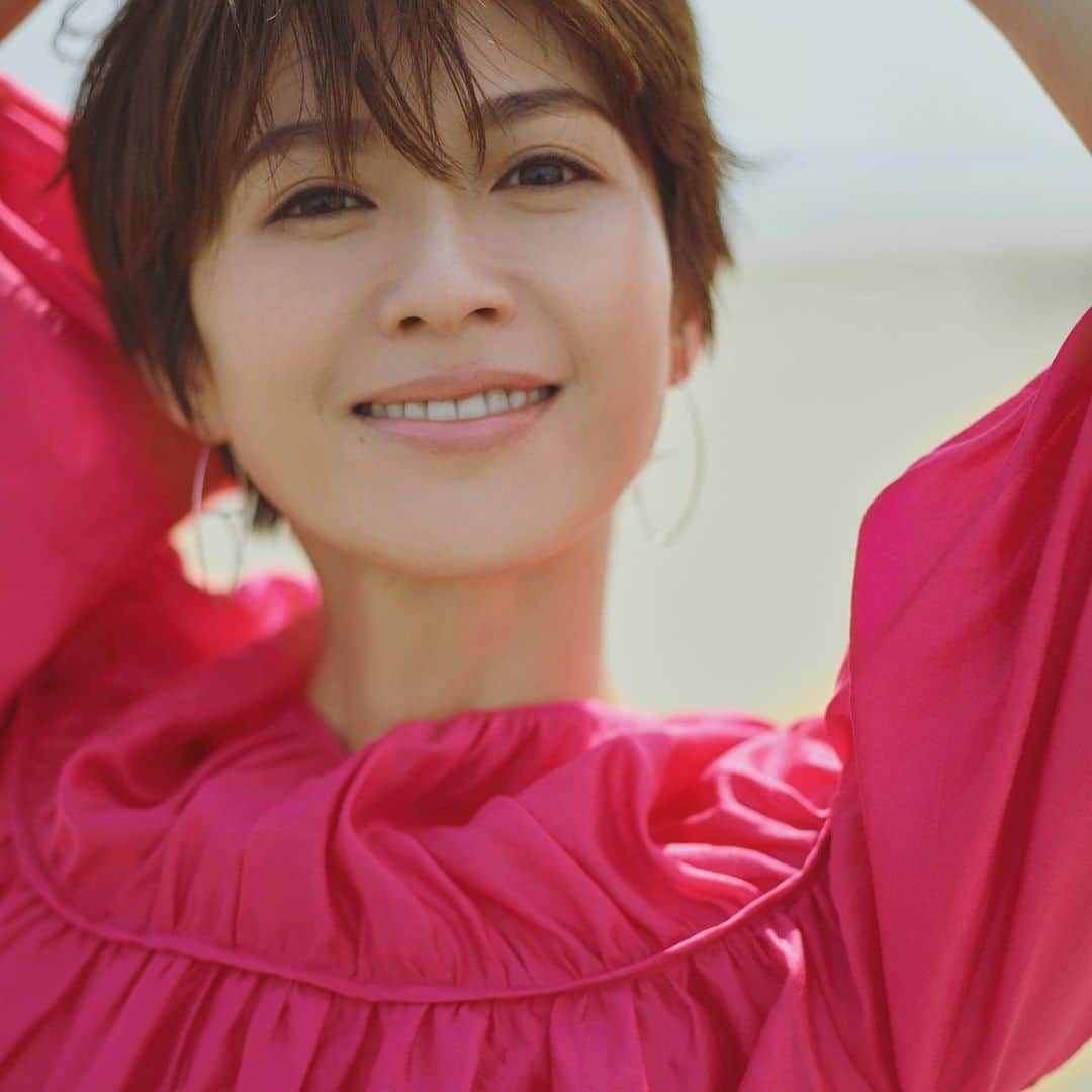 畑野ひろ子のインスタグラム：「本日発売のVERY6月号で、卒業します。  9年間の思いを詰めた卒業ページ、ご覧下さい。 @veryweb.jp のリレーblogの方でも当日の撮影風景など書かせて頂きましたのでそちらも覗いてみて下さいね。  チームVERYのみんな、読者の皆様、その他撮影に携わって頂きました皆様、今まで本当に本当にお世話になりました。  ありがとう。」