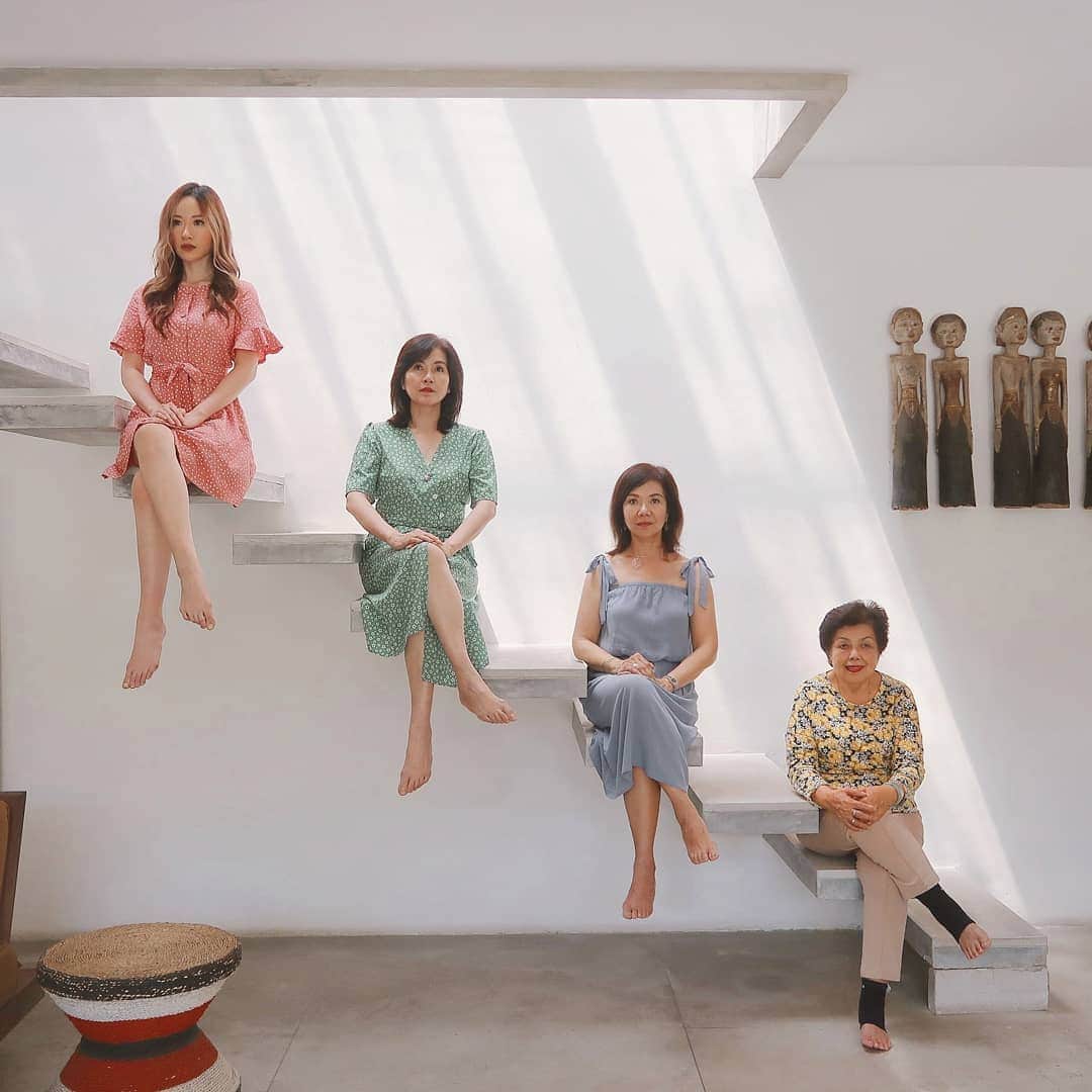 エリッサ・ヤマダのインスタグラム：「4 wahmen, 3 generations, 2 grandmas, 1 family. 🐍🐀🐷🐯🤗 . #ellejessinbali #familyfirst #3generations #familyportrait #familyphotography #homeaway」