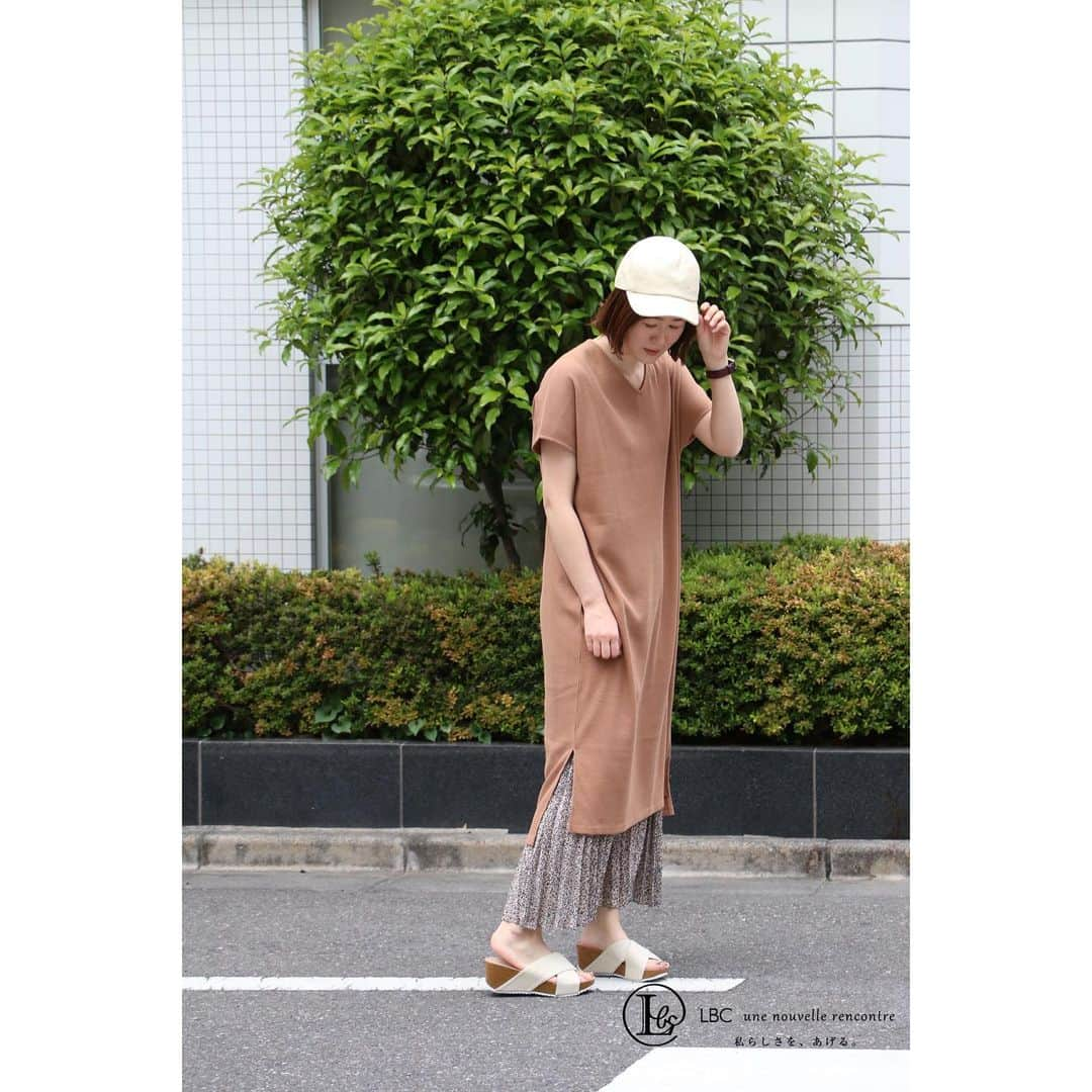 lbcmarketさんのインスタグラム写真 - (lbcmarketInstagram)「【NEWARRIVALS】 >>>>>>WAFFLE SLIT LONG ONEPIECE .  ワッフル生地を使用したカットソーワンピース .  シンプル無地のロングワンピースながら、バックネックもVラインに仕上げ抜け感を演出 .  大胆にはいったスリットで足捌きよく動きやすい仕上がり .  さらっとそのまま着るのはもちろんスキニーパンツやレギンスと合わせるのも◎ .  また、ワイドパンツと合わせてシンプルながら目を引くこだわりのカジュアルコーデに仕上げるのもオススメです .  #lbcmarket #lbc_market #lbcwithlife #lbc #newarrivals #onepiece #fashion #cordinate #wear #ootd #ファッション #コーディネート #ワンピース #シンプルコーデ #夏コーデ . 【LBC_photo】 LBC公式オンラインストアにて 皆さまのInstagramで下記のハッシュタグ #lbc  #lbcwithlife #lbcmarket #lbc_market 投稿している写真を紹介しております♪ 紹介時にはLBCスタッフからご連絡後、 皆さまの写真を掲載させていただきます 皆さまの素敵なLBC を是非投稿してみてください♪」5月7日 19時38分 - lbc_official_