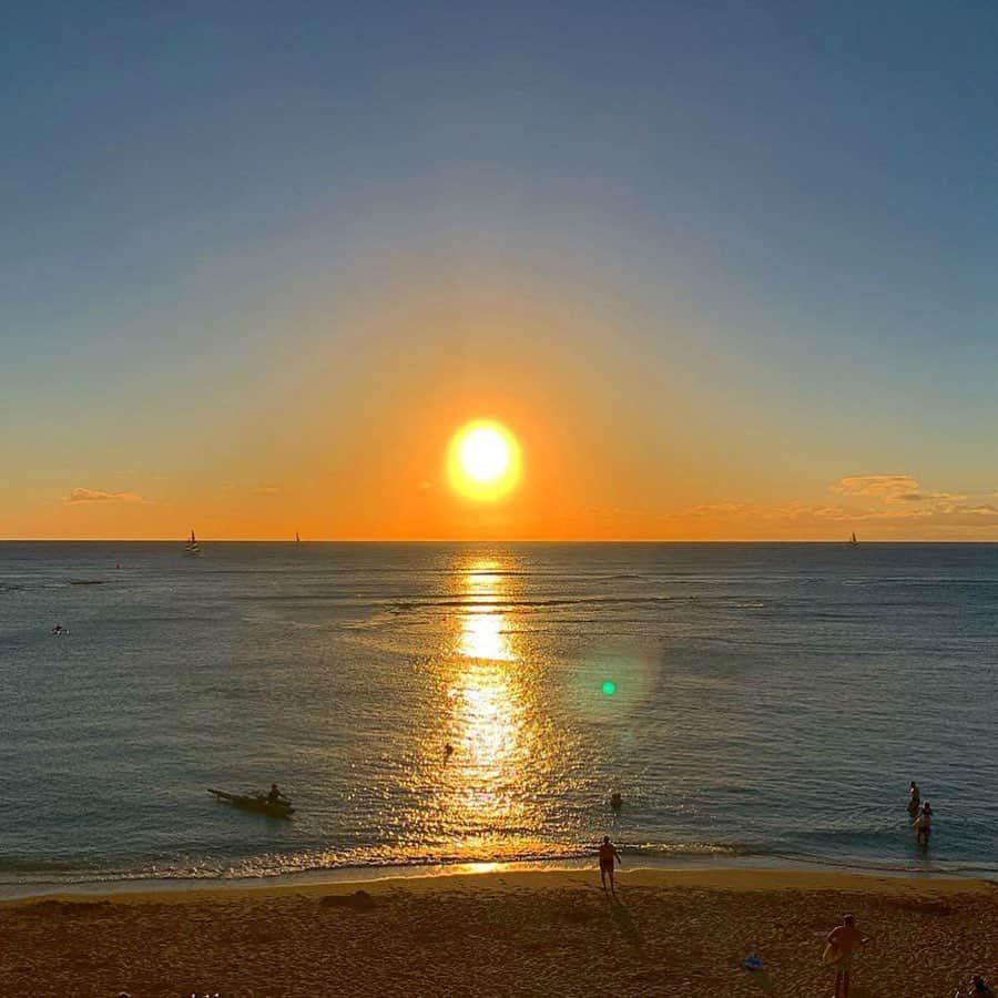 のインスタグラム：「favorite retreat place in Oahu 🌏 発売中の @honeybeauty_mag でも紹介しているJujube clinicとは長いお付き合い。  東洋医学をベースに、西洋医学、アーユルヴェーダ医学、頭蓋調整オステオパシー医学を統合させたホリスティック東洋医学の全体論で施術と植物（時に菌も）の力で心身を本来のバランスに。 ハワイやアメリカ本土の先住民達とも沢山出会って来た場所です。ここで響く波の音がとても好き🎐  #hawaii #oafu #nomatrip #detoxclinic #retreat #jujubehawaii」