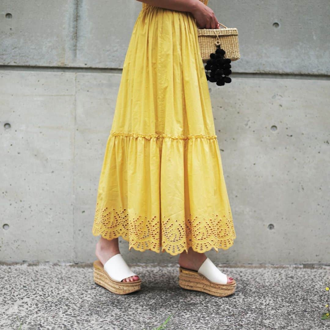 のインスタグラム：「YELLOW⛵️💛💛💛💛💛 ウエストがキュッと。 一枚でさらっと着れて、 着痩せ効果がある嬉しいマキシドレス。 夏のイエロー、映えるいろ。 . . (5/15 伊勢丹新宿POPUP 先行商品) #akiki#ss19 #yellow#cotton#dress#madeinjapan #akiki_isetan」