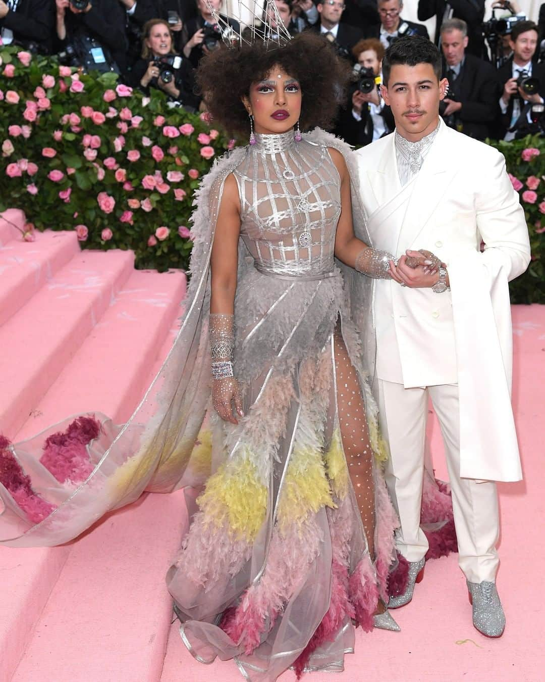 クリスチャンディオールさんのインスタグラム写真 - (クリスチャンディオールInstagram)「Actress @PriyankaChopra and singer, songwriter and actor @NickJonas turned heads in Dior at the Camp-themed Met Gala in New York — respectively in a Haute Couture gown specially created for the occasion by #MariaGraziaChiuri, and a men's suit from the Winter 2019-2020 collection designed by @MrKimJones.⠀ #StarsinDior⠀」5月7日 19時41分 - dior