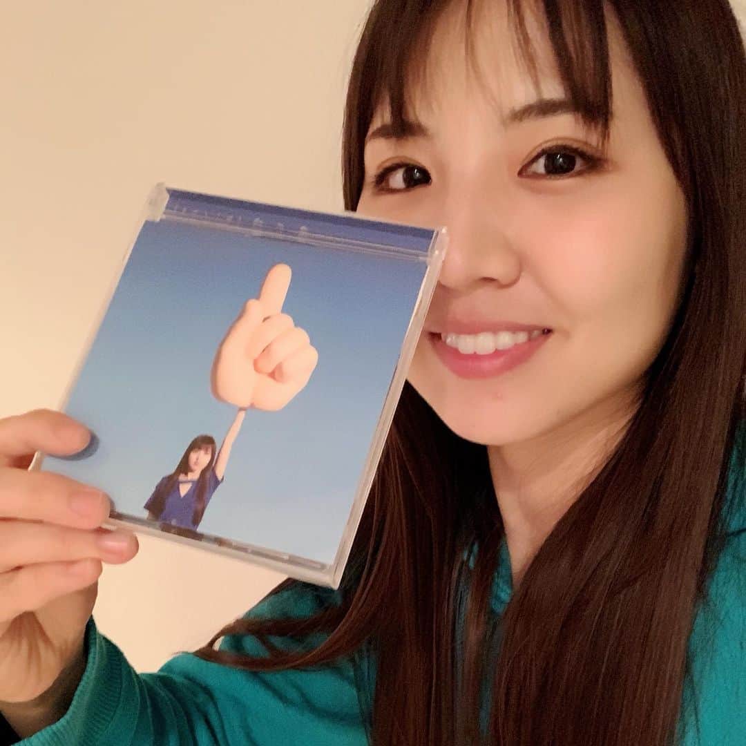 阿部真央のインスタグラム：「本日は映画「チア男子‼︎」公開直前イベントに出演&主題歌『君の唄(キミノウタ)』を歌わせて頂きました。 いらして下さった皆様や出演キャストの皆様が本当に温かく優しくて、のびのび歌わせて頂きました🎤✨ありがとうございました🙇‍♂️ そしてそんな君の唄も収録された 両A面シングル「君の唄(キミノウタ)／答」のフラゲ日です‼️ゲットしてくれた皆さんありがとぉーっ😍✨たくさん聴いてもらえると嬉しいです🙊✨ 5月10日公開の映画「チア男子‼︎」と 現在放送中のテレビアニメ「消滅都市」 阿部真央の新曲と合わせて是非是非ご覧下さいね♡  #阿部真央  #チア男子  #消滅都市」