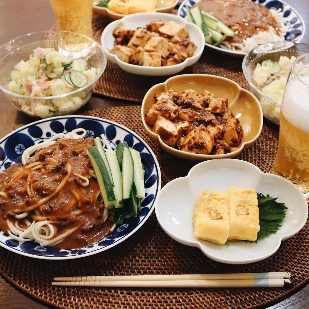 ゆかり/yukariのインスタグラム：「夜ごはん 偽中華。 ジャージャー麺、玉子焼き、ポテトサラダ、麻婆豆腐 気力を振り絞って出社しました。よくやった、私。 * * * #おうちごはん #うちごはん #晩ごはん #夜ごはん #夕食 #料理 #手料理 #食卓 #自炊 #家庭料理 #料理好きな人と繋がりたい #暮らし #テーブルコーディネート #おうちごはんLover #food #japanesefood #foodpic #料理記録 #和食 #今日の晩御飯 #今日の夕食 #手抜きごはん」
