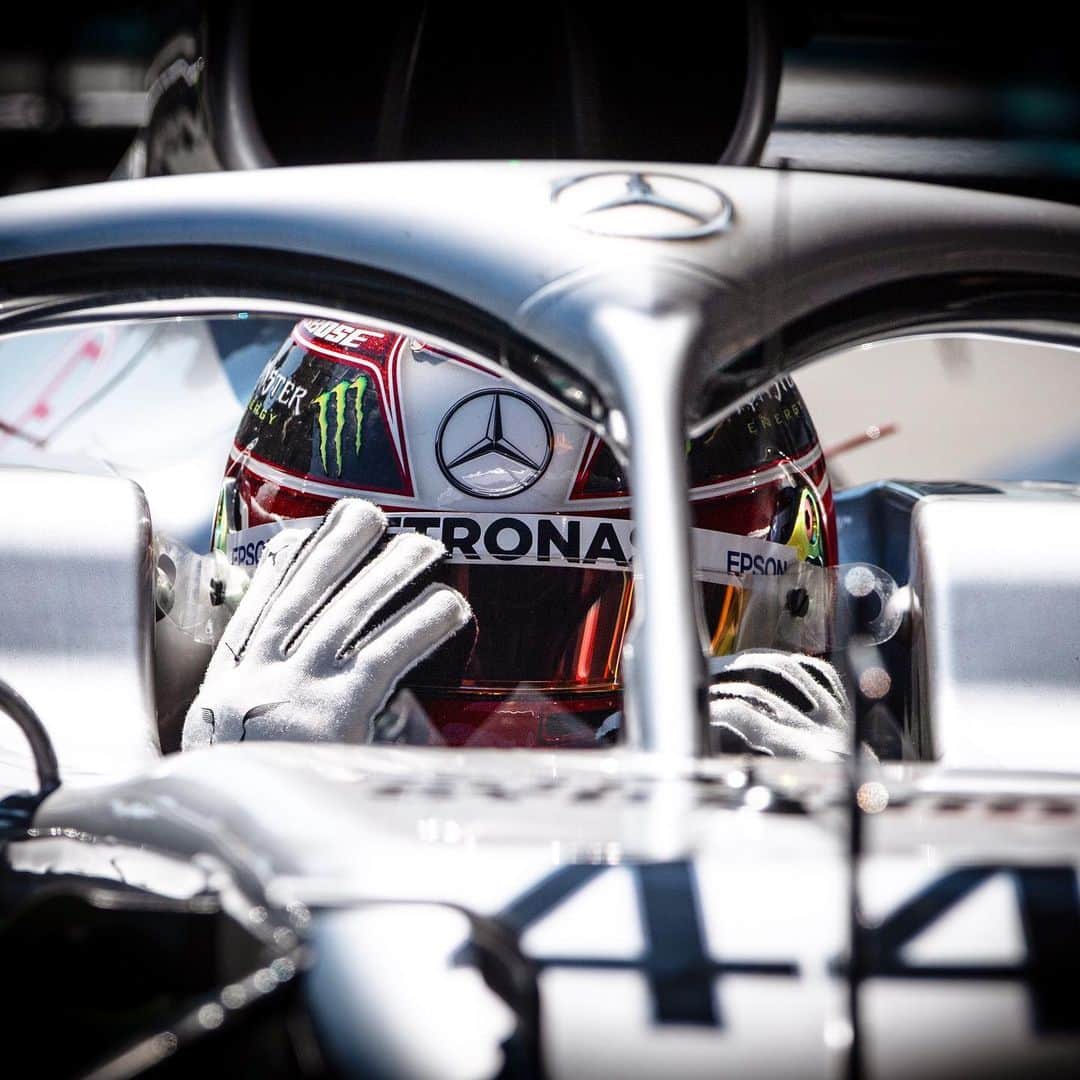 MERCEDES AMG PETRONASさんのインスタグラム写真 - (MERCEDES AMG PETRONASInstagram)「When the visor drops... 😉 Back in the zone for another big week in Barcelona! ‬👊 • #MercedesAMGF1 #Mercedes #AMG #F1 #PETRONASmotorsports #LH44 #SpanishGP @lewishamilton」5月7日 19時48分 - mercedesamgf1