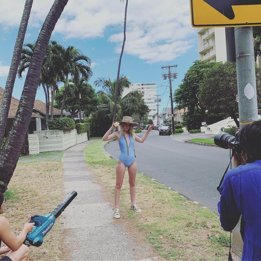 GLITTERさんのインスタグラム写真 - (GLITTERInstagram)「パラダイス🌴ハワイ🌈🍹 Glitterハワイ号まだまだ現地にて撮影中です！ 昨日は雨☂️に悪戦苦闘しましたが、今日はまずまずの晴れ☀️(ほっ) 本日のモデルはfrom LAから来た @cynda_mcelvana ❤️❤️❤️ 次号6/7発売お楽しみに〜〜 見ると絶対ハワイに行きたくなりますよ！！！」5月7日 19時54分 - glitter.mag