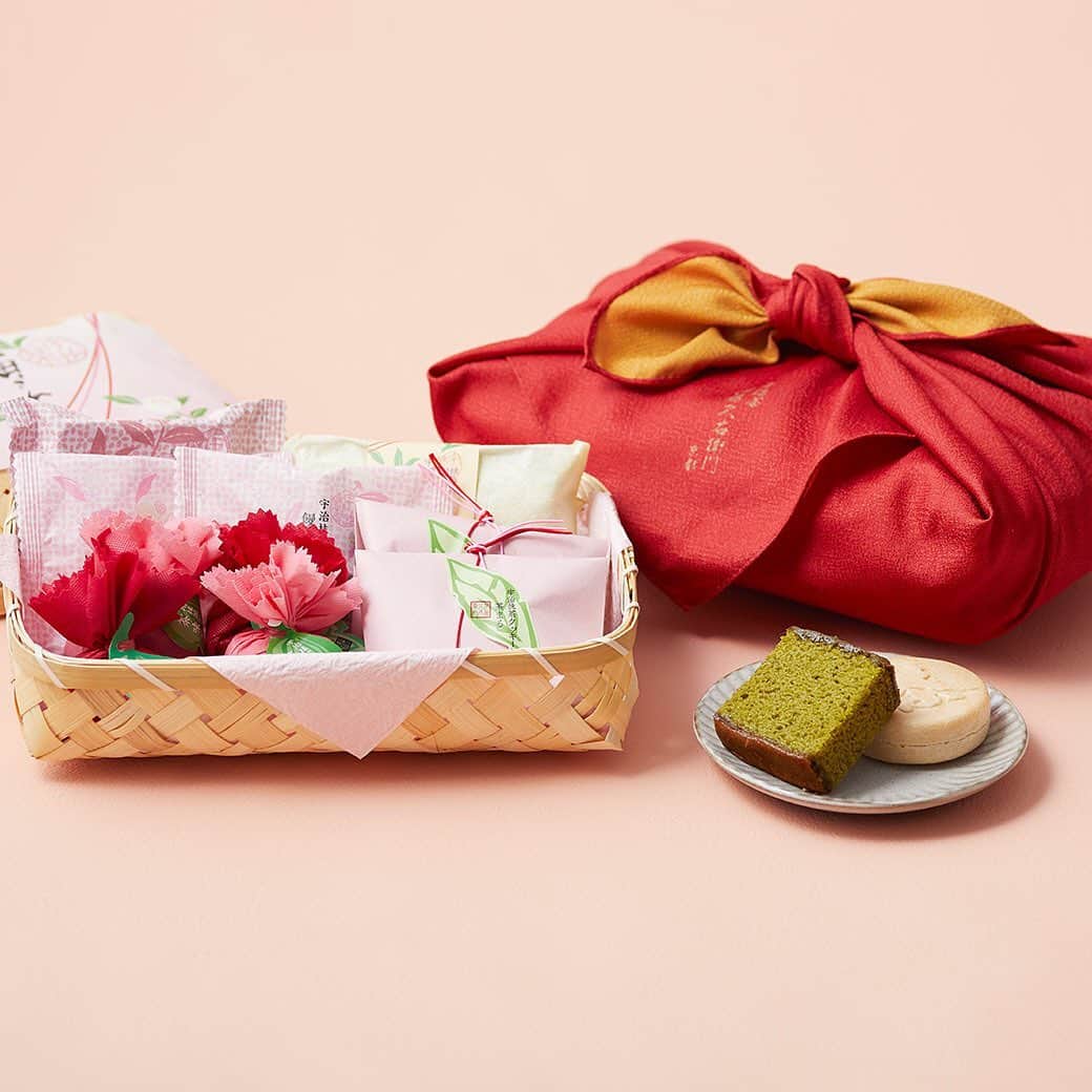 LOHACO（ロハコ）さんのインスタグラム写真 - (LOHACO（ロハコ）Instagram)「＼🌹LOHACOの母の日特集🌹／ 母の日に贈る、ギフト・プレゼントはもう準備しましたか❓ お母さんに日ごろの感謝を伝えるのにぴったりな商品をそろえました✨． ． 定番のお花🌷や甘いもの🍰が大好きなお母さんに贈りたいスイーツや、便利な日用品など、ご自宅までお届けいたします❣ ． 母の日ギフトをまだ決めていない方は、ぜひチェックしてみてください😊． ． ＿＿＿＿＿＿＿＿＿＿＿＿＿＿． ▼Instagramで紹介した写真の詳細は プロフィール @lohaco.jp から♪. ． ▼商品のURLはこちら https://685.jp/2IxUP9a． ＿＿＿＿＿＿＿＿＿＿＿＿＿＿＿ . #母の日 #ギフト #プレゼント #贈り物 #感謝 #ありがとう #mothersday #mothers #母 #ママ #お母さん #hahanohi #母の日ギフト #母の日 #なんでもロハコ #ロハコ #LOHACO #母の日プレゼント #暮らし #くらし #インスタ映え  #lohacobyaskul #askul #アスクル」5月7日 19時49分 - lohaco.jp