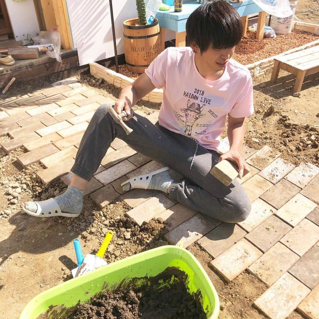 国沢一誠さんのインスタグラム写真 - (国沢一誠Instagram)「人生かけた一生で一度の大勝負中！ そして最初で最後の僕とメンバー達、ご支援いただいた方々の合同の作品でもあります。 埼玉県比企郡川島町下小見野864で楽園プロジェクト始動中！！ 何もない空き地から素人数名で形にしていっております！ 大家さんにも沢山ご協力いただき助けていただいています！！ あと数ヶ月命削って頑張ります！  #ぼくらのて #楽園計画 #犬 #dog #DIY #DIYハウス」5月7日 19時58分 - kunisawa_issei