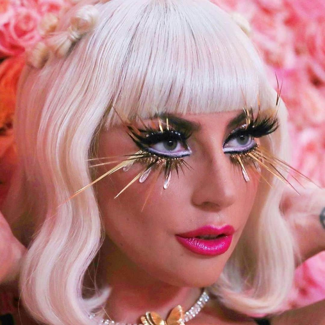 セフォラさんのインスタグラム写真 - (セフォラInstagram)「"Moi quand je te mets sur attente au téléphone" 📞💄 On adooooore le look @marcjacobsbeauty de QUEEN @ladygaga pour le #METGala et vous ? 😍  Produits utilisés : - Anti-cernes et poudre collection Accomplice - Highliner Gel Crayons - Magic Marc'er en teinte Blaquer - Mascara Velvet Noir - Enamored Hydrating Lip Gloss Stick en teinte Sweet Escape!  Make up by the Global Artistry Ambassador @sarahtannomakeup  #MarcJacobsBeauty #SephoraLovesMJBeauty #regram #SephoraFrance」5月7日 20時03分 - sephorafrance