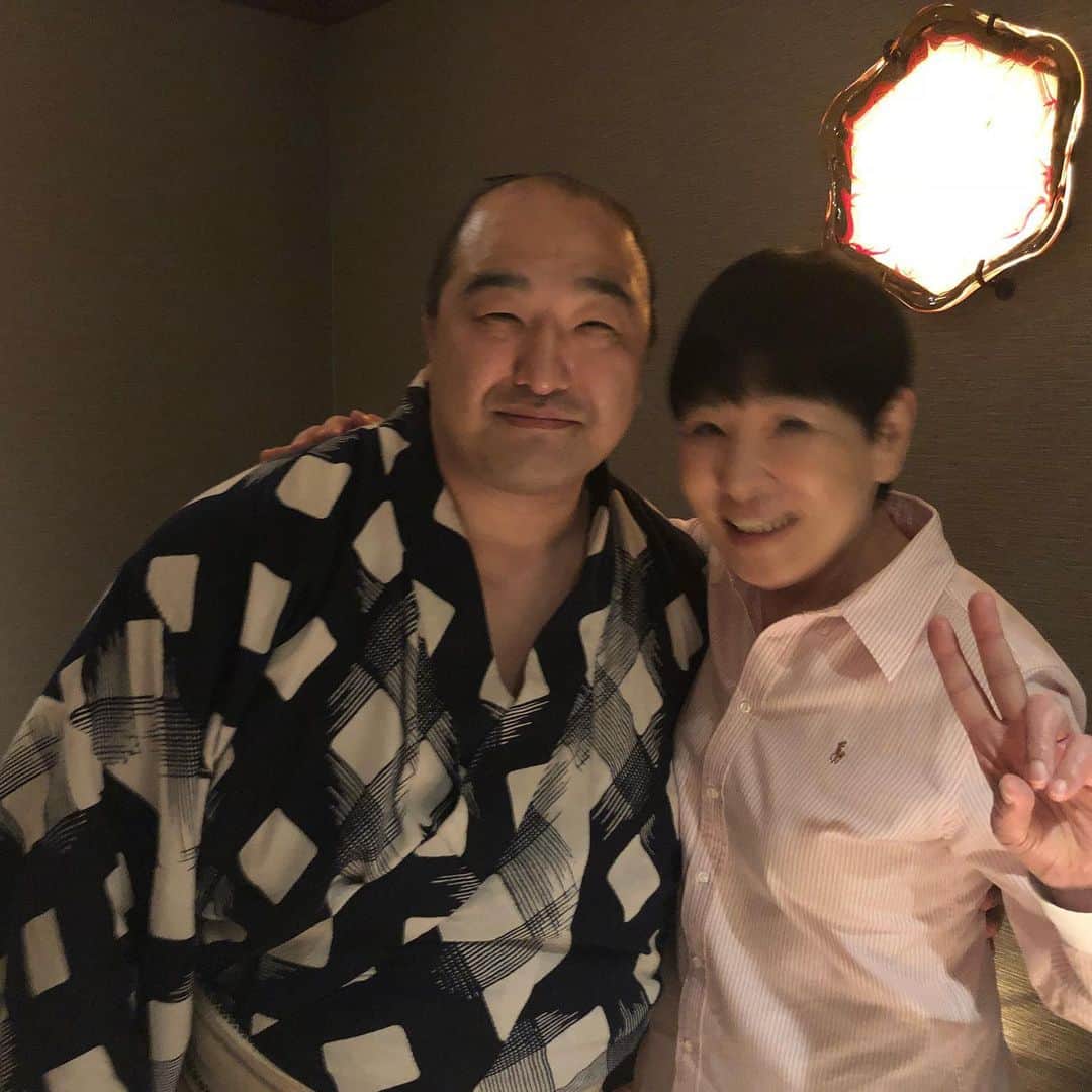 和田アキ子さんのインスタグラム写真 - (和田アキ子Instagram)「なう。たまたまご一緒した、現役最高齢の安美錦さんがご丁寧にご挨拶に来てくれました😊😊笑顔が可愛くて、一気にファンになりました😊😊 #ako50th #安美錦 #頑張って欲しい #ファンになりました」5月7日 20時03分 - ako50th