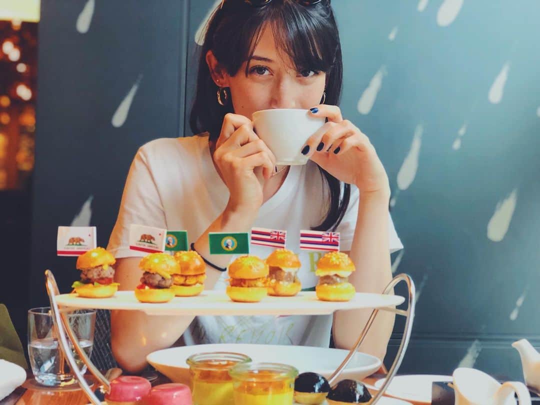 ジュディ舞衣のインスタグラム：「Spill the tea💬🍔🧁 ． ． ． #ティータイム #春 #スライダーズ #teatime #sliders #tarts #tea #spillthetea #grandhyatttokyo #tokyo #halfasianmodel」