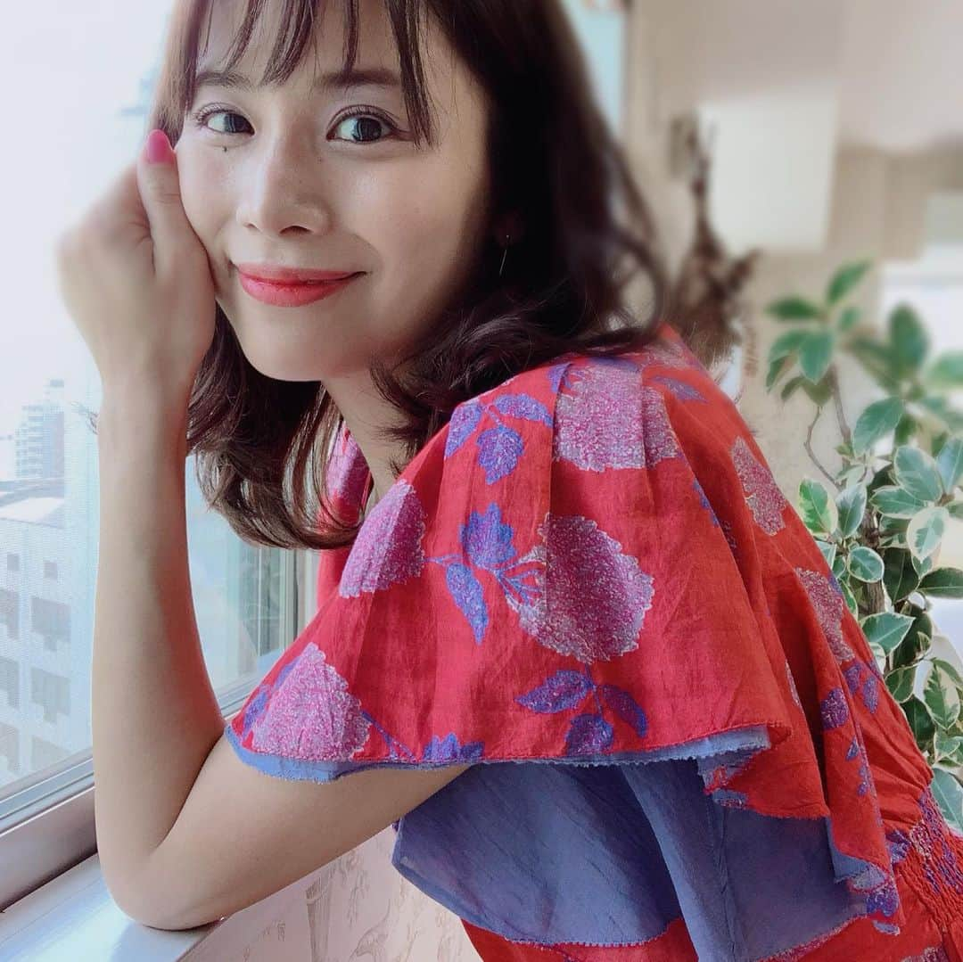 松尾知枝さんのインスタグラム写真 - (松尾知枝Instagram)「かわいい服を着ると いいことが起きる気がする！ そういう気持ちになれるって大切。 自分に魔法をかけて、強気でいこう。 着回しばかり考えた無難な服じゃつまらない。 ときめく服だけあればいい。 #無難よりときめき #引き寄せ」5月7日 20時13分 - chie_matsuo