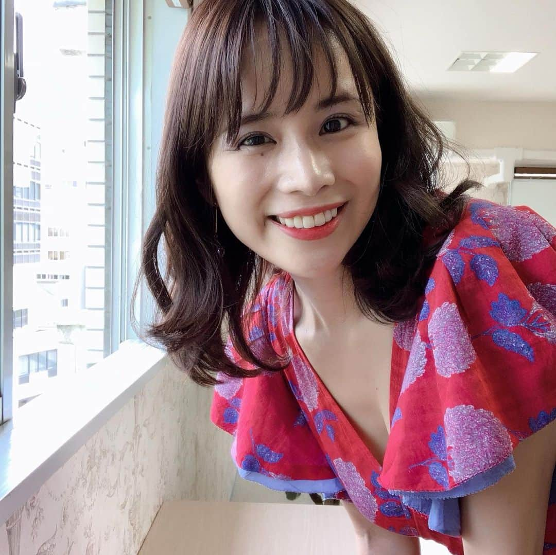 松尾知枝さんのインスタグラム写真 - (松尾知枝Instagram)「かわいい服を着ると いいことが起きる気がする！ そういう気持ちになれるって大切。 自分に魔法をかけて、強気でいこう。 着回しばかり考えた無難な服じゃつまらない。 ときめく服だけあればいい。 #無難よりときめき #引き寄せ」5月7日 20時13分 - chie_matsuo