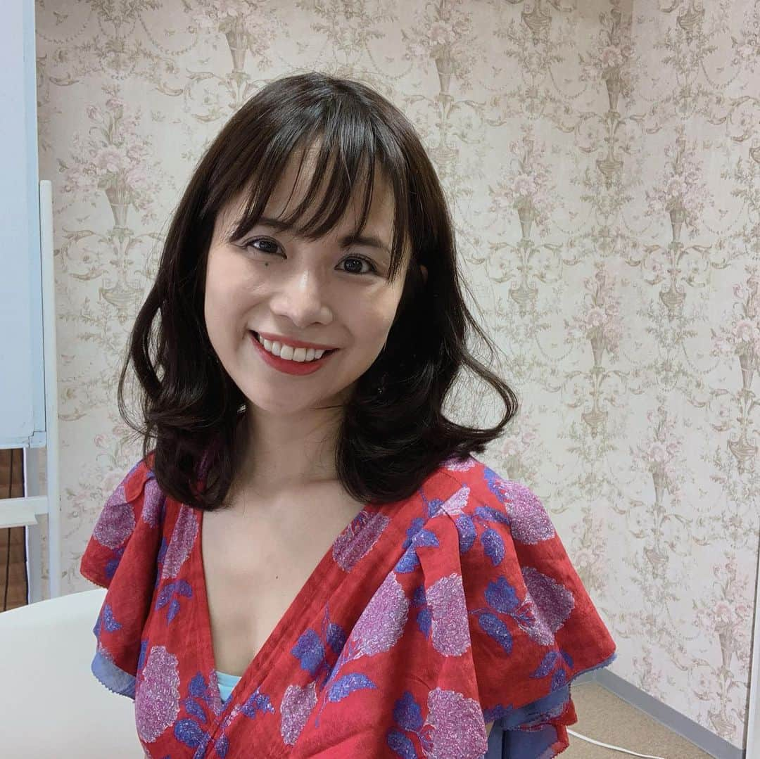 松尾知枝さんのインスタグラム写真 - (松尾知枝Instagram)「かわいい服を着ると いいことが起きる気がする！ そういう気持ちになれるって大切。 自分に魔法をかけて、強気でいこう。 着回しばかり考えた無難な服じゃつまらない。 ときめく服だけあればいい。 #無難よりときめき #引き寄せ」5月7日 20時13分 - chie_matsuo