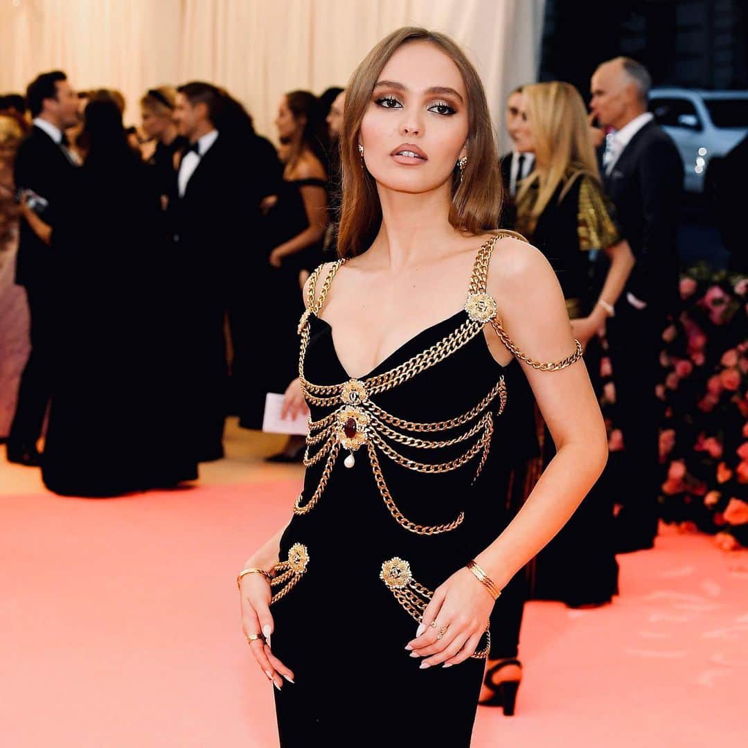 のインスタグラム：「To attend the 2019 #MetGala in New York, actress Lily-Rose Depp wore a #CHANELHauteCouture dress embellished with flower-shaped gold brooches. #CHANEL @LilyRose_Depp #LilyRoseDepp」