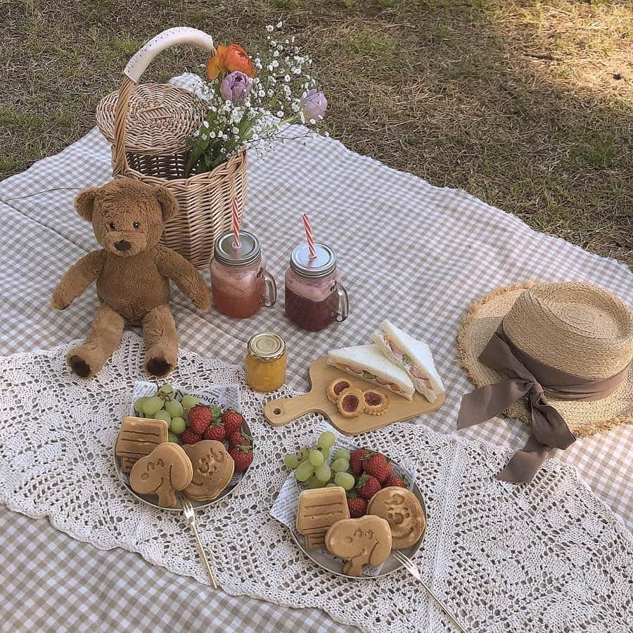 Nom de plumeさんのインスタグラム写真 - (Nom de plumeInstagram)「オシャレさんはみんなやってる！？﻿﻿ ﻿﻿ 暖かい日にしたい！﻿﻿ 楽しいおしゃピク🥪💗﻿﻿ その②🙋‍♀️﻿﻿ ﻿﻿ 置き画はおしゃピクの醍醐味🍒﻿ 食べ物や飲み物だけじゃなく、﻿ いろんなものを持ち寄ろう💖﻿ ﻿﻿ 🎀photo by 🎀﻿﻿ ・@churusan ・@mmk___729 ・@_natsuuu.3_ ・@angel__kn ﻿ ◇◇◇◇◇◇◇◇◇◇◇◇◇◇◇◇◇◇◇◇◇◇◇◇◇◇◇◇◇﻿﻿ ﻿﻿ #nomdeplume #おしゃピク #ピクニック #クマ #picnic #picnicfood #おしゃれさんと繋がりたい #おしゃぴく」5月7日 20時25分 - nomde_official