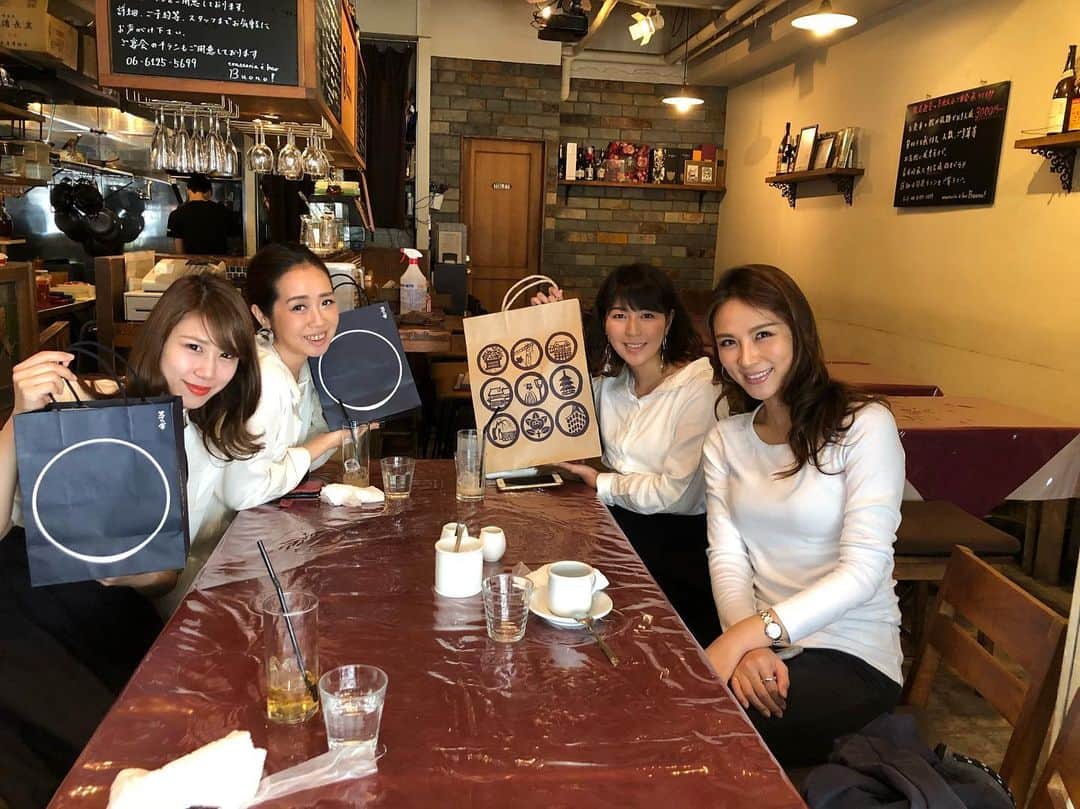 DJ みぃのインスタグラム：「久々にAMIさん、彩名さん、あかまっちゃんと女子会ランチ✨☺️みんなのハッピーな話が聞けて良かった🎶これでみんな人妻DJ😂♥️あかまっちゃん結婚祝いもありがとうね😢✨ #ラジオDJ #ランチ会 #人妻DJ #みんなキラキラしてて憧れる #赤裸々トークが今日も炸裂」