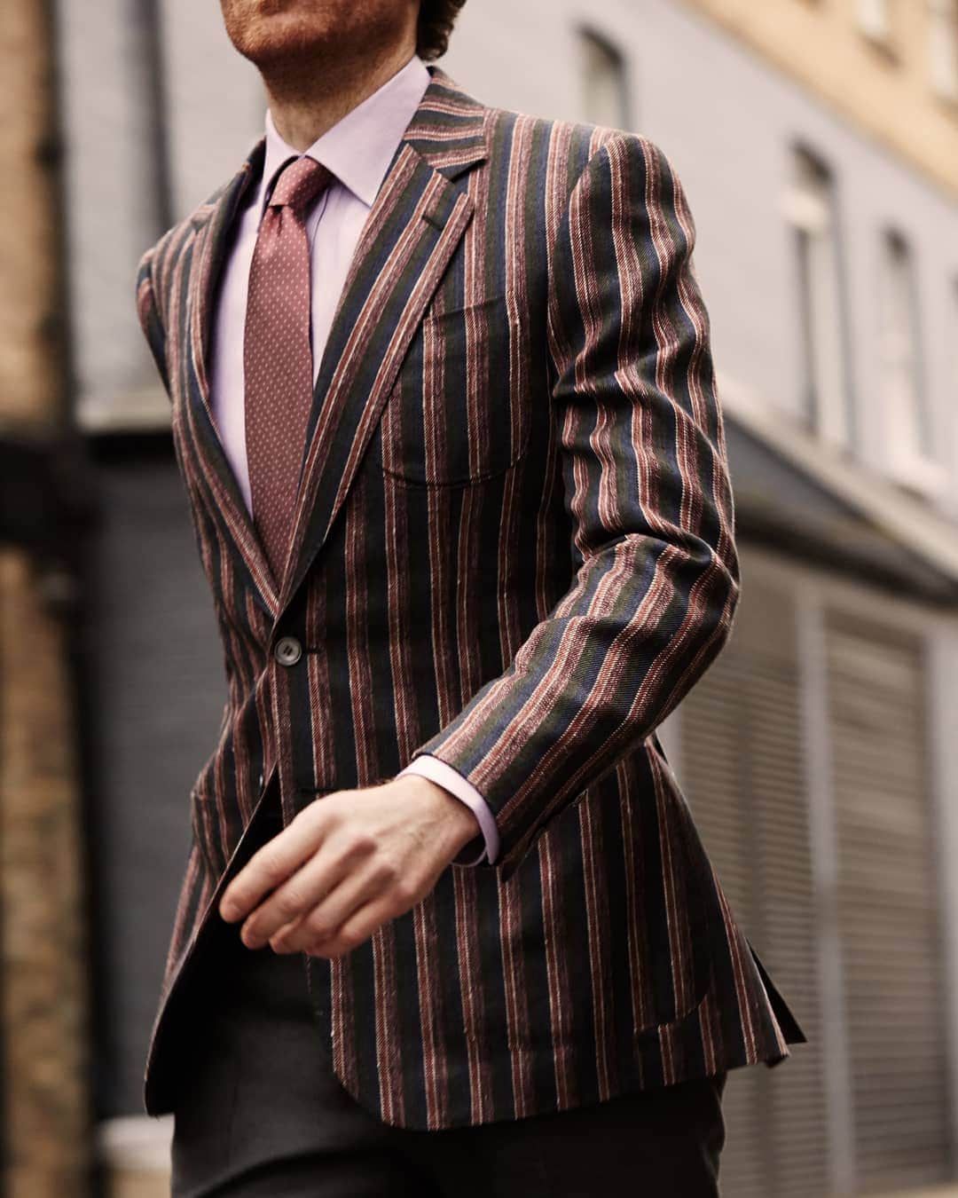 ギーブス&ホークスのインスタグラム：「Introduce some classic summer occasionwear into your wardrobe with the tailored comfort of #GievesandHawkes made-to-measure.  This full canvas striped boater jacket is made from Italian silk and linen and is ideal for more formal summer events like Henley Regatta.  Mill: Drapers Bunch: Seta & Lino Cloth Description: Striped boater  #GievesandHawkes #mtm #suting #tailoring」