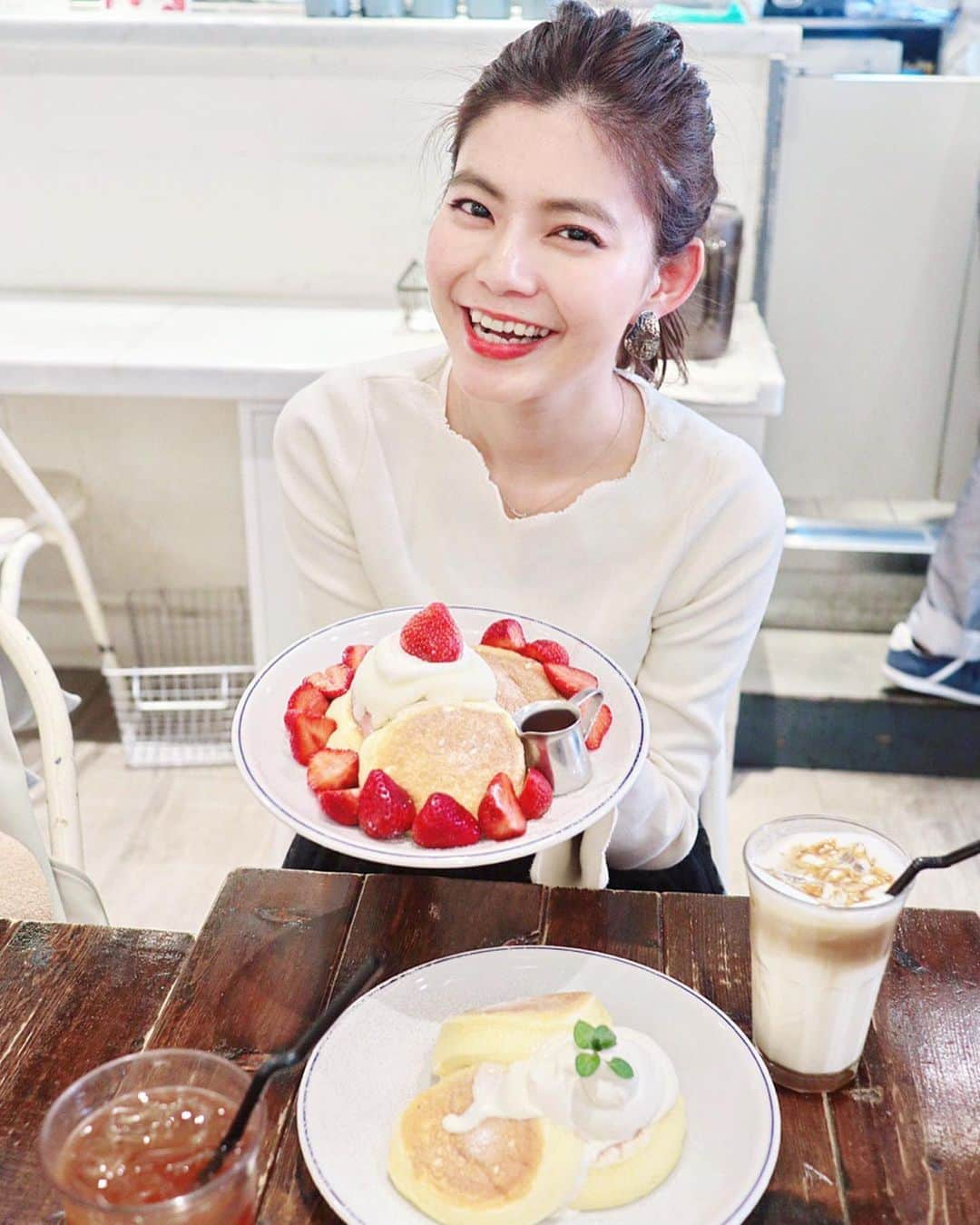 畑有里紗さんのインスタグラム写真 - (畑有里紗Instagram)「以前食べた @flippers.jp のパンケーキ🥞❤︎ いつも行列すごいけど 平日奇跡的に空いてたから行ってきた😋 もう終わっちゃってるけど 期間限定で🍓やったあまおうのふわもち包みと プレーンをシェアしたよ🍽 美味しすぎて一瞬やった🤤❤︎ また食べに行こーっと♬ . #フリッパーズ#flippers#パンケーキ#🥞#パンケーキ好き#カフェ#パンケーキ巡り#いちご#いちご大好き人間#幸せ#期間限定#奇跡のパンケーキ#フリッパーズ下北沢」5月7日 20時36分 - arii_m36