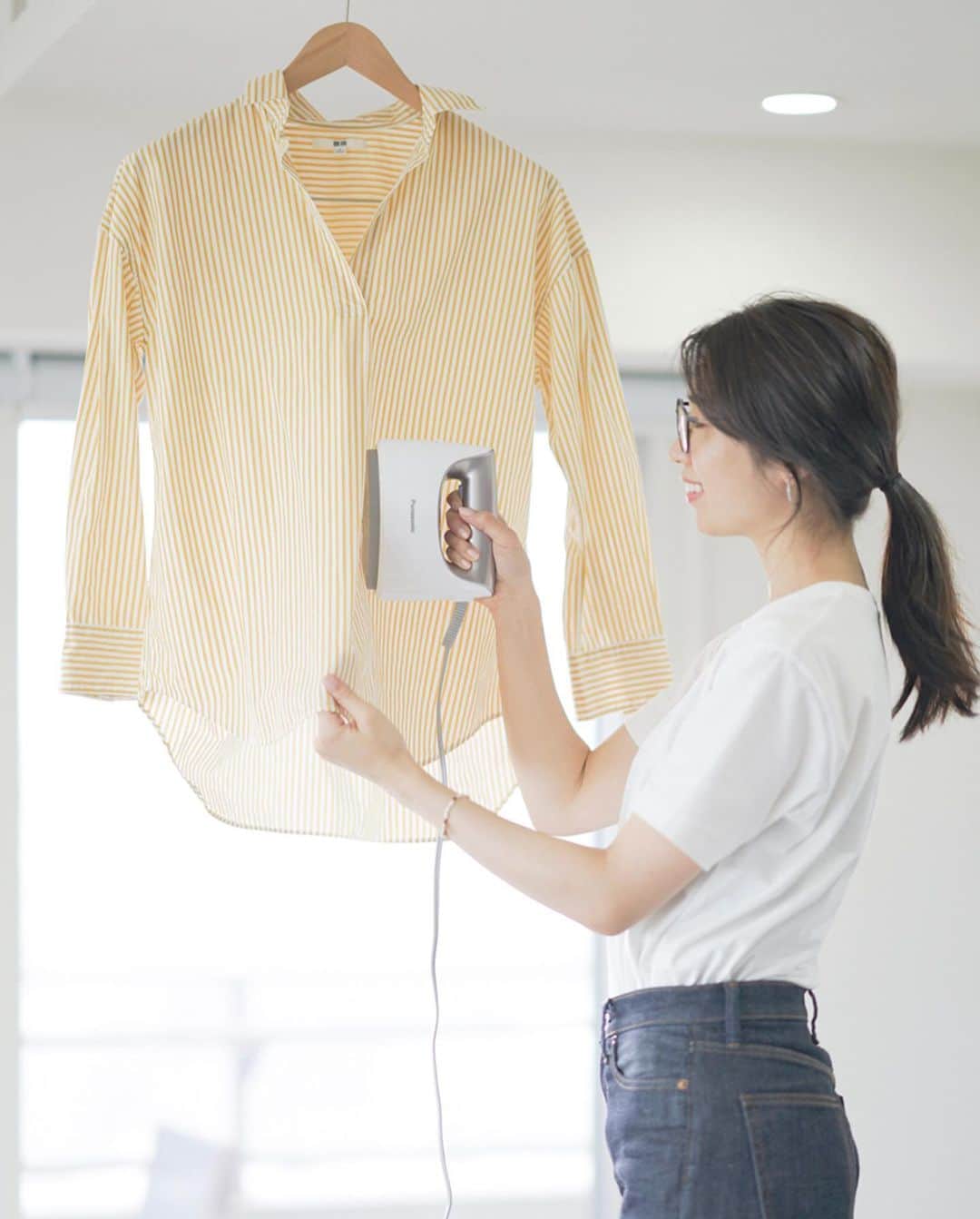 mikicoco00のインスタグラム：「* * 「Panasonicスチームアイロン」 * ハンガ－に掛けたまま、 サッとシワ・ニオイとり！ * 電源の立ち上がりも早く(約24秒🤭) 出掛ける前にも手軽に使えるのが嬉し～い！ * アレル物質対策や除菌効果も！ 360°どの向きでも 安定したスチームを噴射してくれるので、簡単安心🤗 * 軽量で持ち運びにも便利なので、 お家に1台あるといいですね～♪ * * * * #衣類スチーマー  #Panasonic#パナソニック #シワ対策#ニオイ対策  #新商品#家電#便利グッズ#母の日プレゼント  #pr #アイロン#コンパクト#2way」