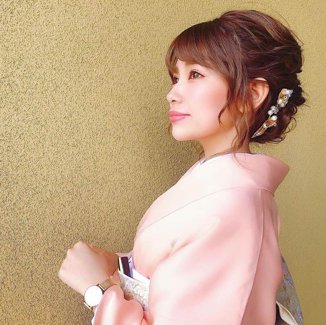 長谷川万射さんのインスタグラム写真 - (長谷川万射Instagram)「お姉ちゃんの結婚式では着物で参列しました💒🌈 . ギリギリまでピンクか水色か悩みすぎて結局みんながまやっぽいのはこっちっていうので安定にピンクに🌸 . なにかとピンク選びがち。 ちなみに兄弟の結婚式で着物着るのちょっと憧れてました、そしてそれで兄弟とと手繋いで歩くの憧れてたらサプライズで一緒に退場してくれました👭 . 司会者さんにふいに振られた時ちゃんとみんなの前でもおめでとうって話したかったのに泣いて話せませんでした。(何故そこで) . お姉ちゃんも兄弟の結婚式出るの憧れてるみたいなのでいつか叶えさせてあげたい…🧐💛💪🏻笑 . . #だいすきおねーちゃん #結婚式の写真みんなに送りつけてる #お姉ちゃんのこと知らない人に #そしてそっくりと言われる率」5月7日 20時36分 - mayanyam712