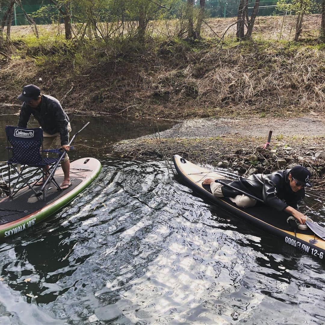 伊勢谷友介さんのインスタグラム写真 - (伊勢谷友介Instagram)「The day's Best moment. In early morning, no wind lake and the lake reflecting the mountains.They are wellcoming spring.  but the actual funiest moment was Mr.Dragon Matuzaki shaking on SUP to sit on chair on his SUP. I also say me lay on SUP to put in my sundal .LoL  ベストモーメント。 朝一の風のない湖面と、そこに映る春を迎えた山々。  とか言うけど、なんせ最高だったのは、松崎さんが椅子に座ろうとして、座れなくてワナワナしてる早朝のこの場面笑 かく言う俺も、落ちたくないもんだから、寝そべってサンダル挟んでる笑笑  #soyoustick #漕遊  #群馬 #gunma  #みなかみ町  #irieone #アイリーオンsup  #playtheearth  @dragon_matsuzaki  @ryosuke.215」5月7日 20時34分 - iseya_yusuke