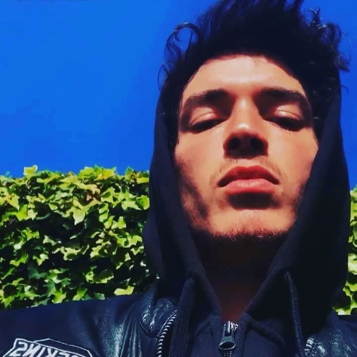 ジュリアン・ペレッタのインスタグラム：「i get robbed of all my sleep.」