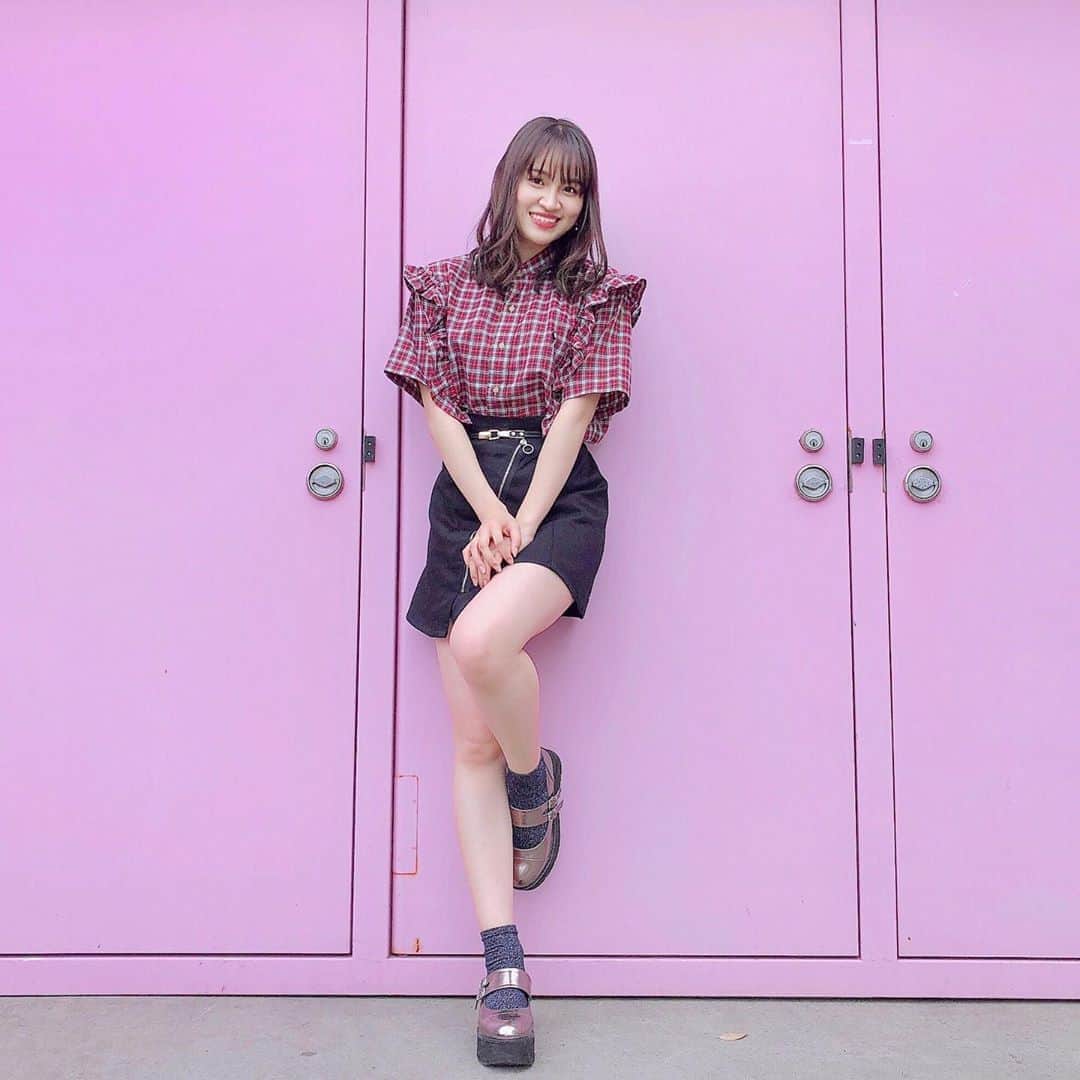 下口ひななのインスタグラム：「赤チェック×黒スカート❤️🖤﻿ ﻿ ﻿ ﻿ 黒のレザーのキャスケット被っても良かったなぁ﻿ 持ってないけど🙃﻿ ﻿ ﻿ GW終わりましたね！！！﻿ 楽しかったぁぁぁあ！！！！﻿ ﻿ #akb握手会  #赤チェック #黒スカート #キャスケット #ピンクの壁 #gw」
