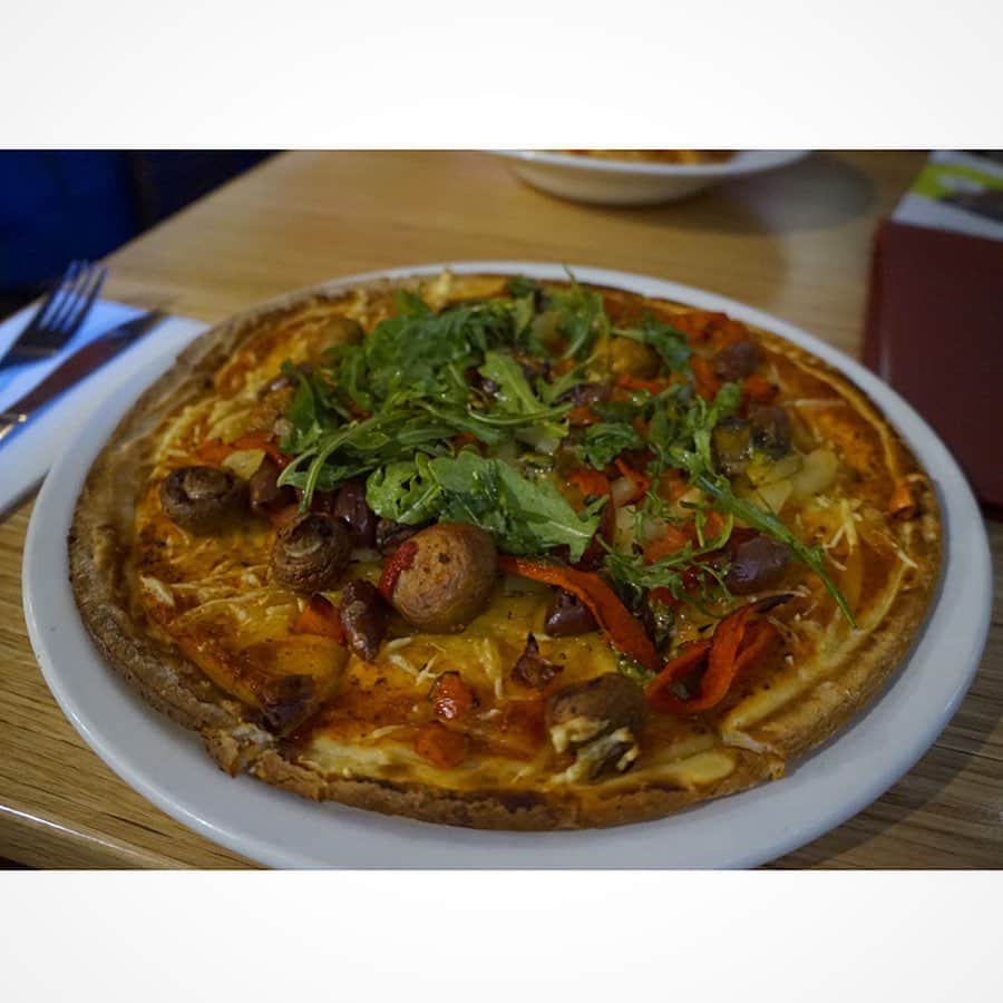 LINA（吉村リナ）さんのインスタグラム写真 - (LINA（吉村リナ）Instagram)「My face of “ this is the biggest pizza I’ve ever seen” 🤣🍕 #universalmelbourne ・ 私の『こんなに大きいピザ初めて見た！』の顔🍕笑 そして、今まで食べた中で1番美味しいピザでもあった😳❤️Veganで、グルテンフリーなの！！（私は少しグルテンアレルギーをもってるから、胃腸のためにチョイスがある時はなるべくグルテンフリーを選ぶようにしてます🙃）どこのレストラン、カフェでも、必ずVegetarian/vegan/gluten freeのオプションがあって、とっても親切✨Coffeeのテイクアウトにはほとんどの人がマイカップを持ち歩いてて、水筒も当たり前のよう🌎✨🕊 素敵。 ・ Oh my god it was also the best pizza I’ve ever tried before...😳❤️Vegan and also gluten free!!! I love that there are vegan options anywhere you go!!!」5月7日 20時38分 - lina3336