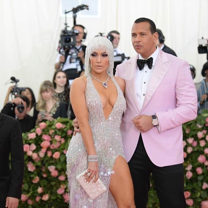 New York Times Fashionさんのインスタグラム写真 - (New York Times FashionInstagram)「lol, A-Rod is lucky.  More red carpet looks from the #metgala in our link in bio. Photo by @vnina.」5月7日 20時39分 - nytstyle