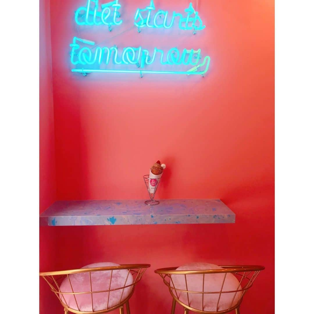 andGIRLさんのインスタグラム写真 - (andGIRLInstagram)「麻布十番にある『Cesky』へ🧁♡﻿ こちらのお店はチェコの伝統的なお菓子﻿ "トゥルデルニーク"の専門店なんです👀﻿ 私はチョコクリームにいちごが﻿ トッピングされた「ブルノ」をチョイス🍫🍓﻿ サクッとした生地に甘いチョコクリームと﻿ いちごのソースが入った﻿ 幸福感たっぷりのスイーツでした😍﻿ ﻿ インパクト大の外観はもちろん、﻿ 店内は海外のような雰囲気の可愛い空間で﻿ インスタ映えばっちりです🙆🏻‍♀️💕﻿ ﻿ ﻿ #cesky #ceskytokyo #チェスキー﻿ #麻布十番 #トゥルデルニーク﻿ #trdelnik #チェコ #甘党 #カフェ巡り﻿ #andGIRL #アンドガール﻿」5月7日 20時39分 - andgirl_jp