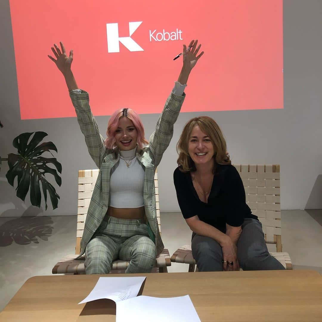 ニーナ・ネスビットさんのインスタグラム写真 - (ニーナ・ネスビットInstagram)「time to write some new songs. delighted to announce I’ve just signed to @kobaltmusic publishing. 🍾 ✨」5月7日 20時39分 - ninanesbitt