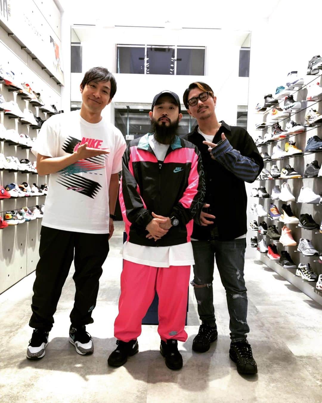 のインスタグラム：「. . . 近日アップ予定のYoutube動画の告知です👏⚠️ 1. 国内外問わず大注目の @fxxkingrabbits @vanquishceo が手掛ける#FR2 の新店舗が、金沢を代表する観光地の東茶屋街に @fr2yanagi をオープン。 ここの店舗でしか買えない商品のみを取り扱う店内の様子と共に、店舗のコンセプトなどをインタビューさせて頂きました。 . . 2. GW中に原宿の @fr2gallery で行われた @kixsix_official さんのポップアップの様子を撮影させて頂きました。 @kixsix_official さんの御厚意で視聴者様へ素敵なプレゼントも頂きましたので、ぜひ沢山の方のご参加お待ちしてます。 . . 3. キングコング梶原さんのYoutubeチャンネル "カジサック"で、カメラマンをつとめるスニーカー好きでお馴染みの @yasutagram0316 さんをゲストに招いて撮影を行いました。 今回はNIKE "MASTER OF AIR"のatmos staff @yamao_gken をコーディネーターに迎えた豪華キャスト。 どんな企画になったのか、楽しみにお待ちください。 そして撮影場所を快く提供してくださった @atmos_japan 様。ありがとうございました。 . . . 撮影済みの動画は5月中に全て順次アップ予定です。 プロフィールの欄にYoutubeのURLを貼っていますのでそちらよりチャンネル登録よろしくお願い致します😊🙏🏻✨ . . 撮影に協力してくださった皆様に感謝致します‼️‼️🙇‍♂️ . . #ジャパスニ #ジャパスニ女子 #ジャパスニピックアップ #スニーカーコーデ #スニーカー男子 #スニーカー女子」