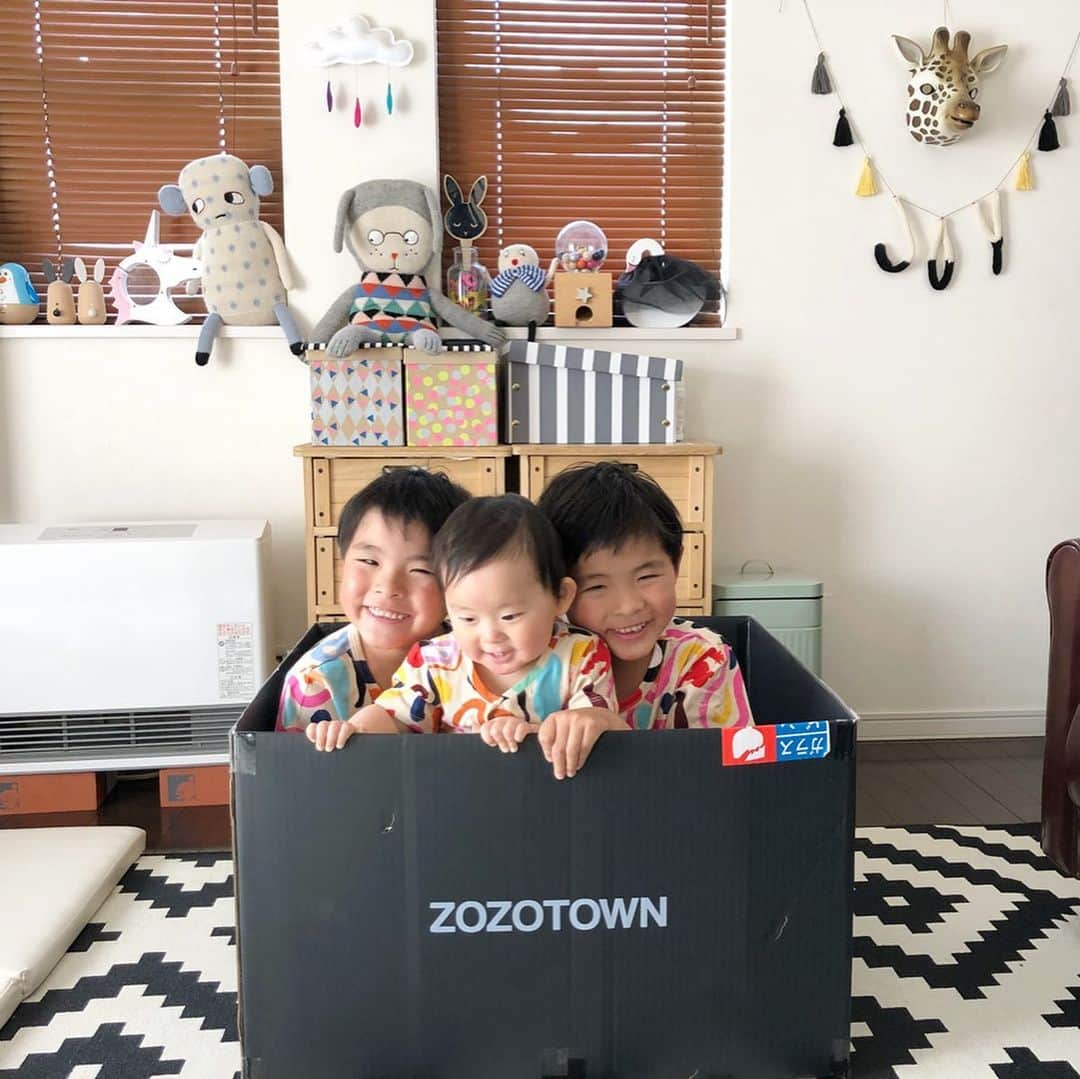 ᴋᴀɴᴀᴋöさんのインスタグラム写真 - (ᴋᴀɴᴀᴋöInstagram)「👦🏻👶🏻👦🏻📦 今日からツインズ君は、5時間授業が スタート🏫✨ 宿題も 始まりました📝 * 今のところ 楽しく通ってるようで 何より❤️ * 1番 心配していた 給食は… まだ完食は 1回も出来た事ないそうです…😭🙏💦 食べれなくても、そんな厳しくないみたい😌 いつか おかわりするくらい、いっぱい食べれるようになるといいね😊💕 * 👕→ @blaoublaou 🌈✨ * #3兄弟#ダンボール#zozotown#blaou#blaoukids #riorukaren_movies_」5月7日 20時50分 - kanakokko_34_