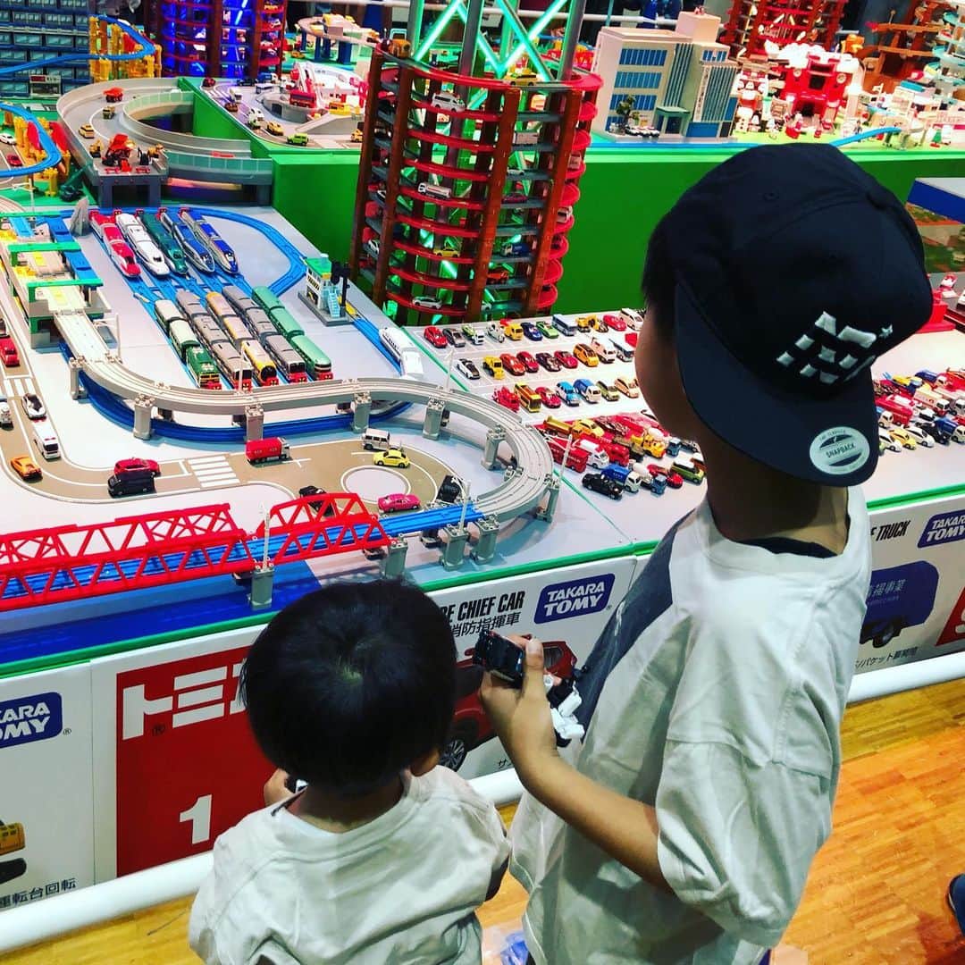 清武弘嗣のインスタグラム：「トミカ博に行ってきました！ 子供達は車が大好きやなーと、、、 GW最終日にやっと、父親らしい事ができて良かったです！ . #GW最終日 #トミカ博 #たくさんのトミカ #子供達大興奮 #しかし人が多かった笑」